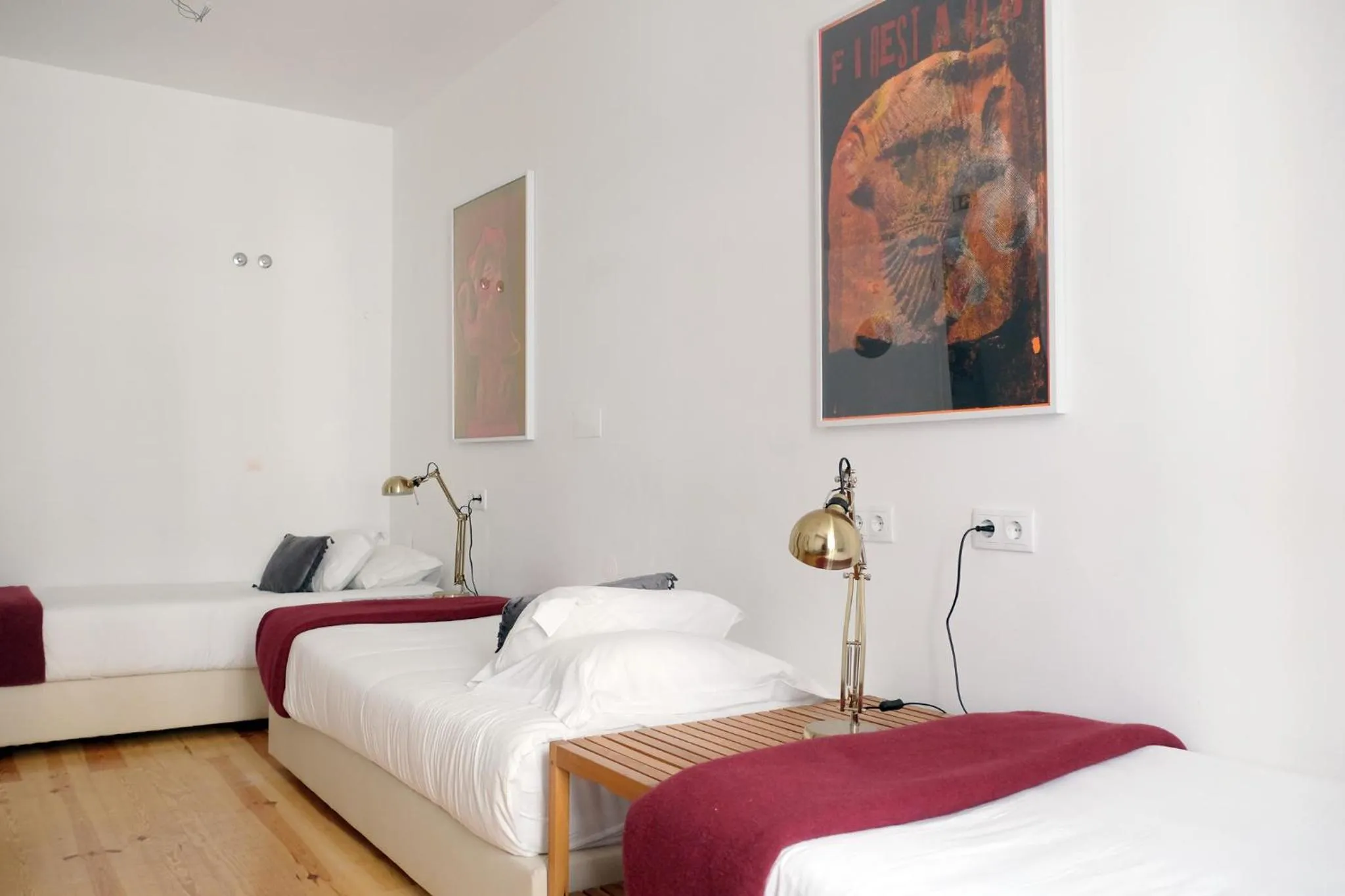 Photo of the whole room, Bed in Lisbon Poets Inn