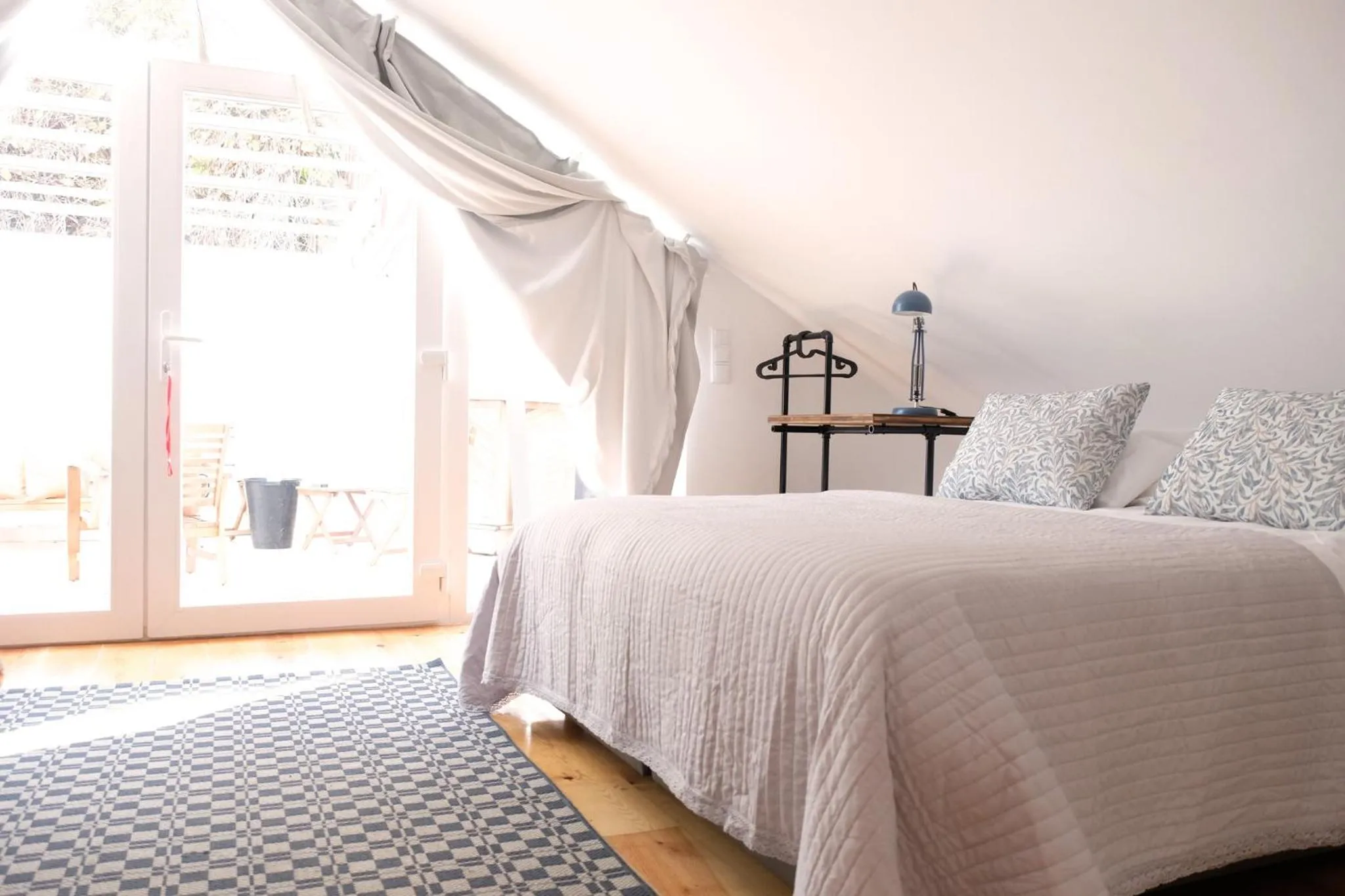 Photo of the whole room, Bed in Lisbon Poets Inn