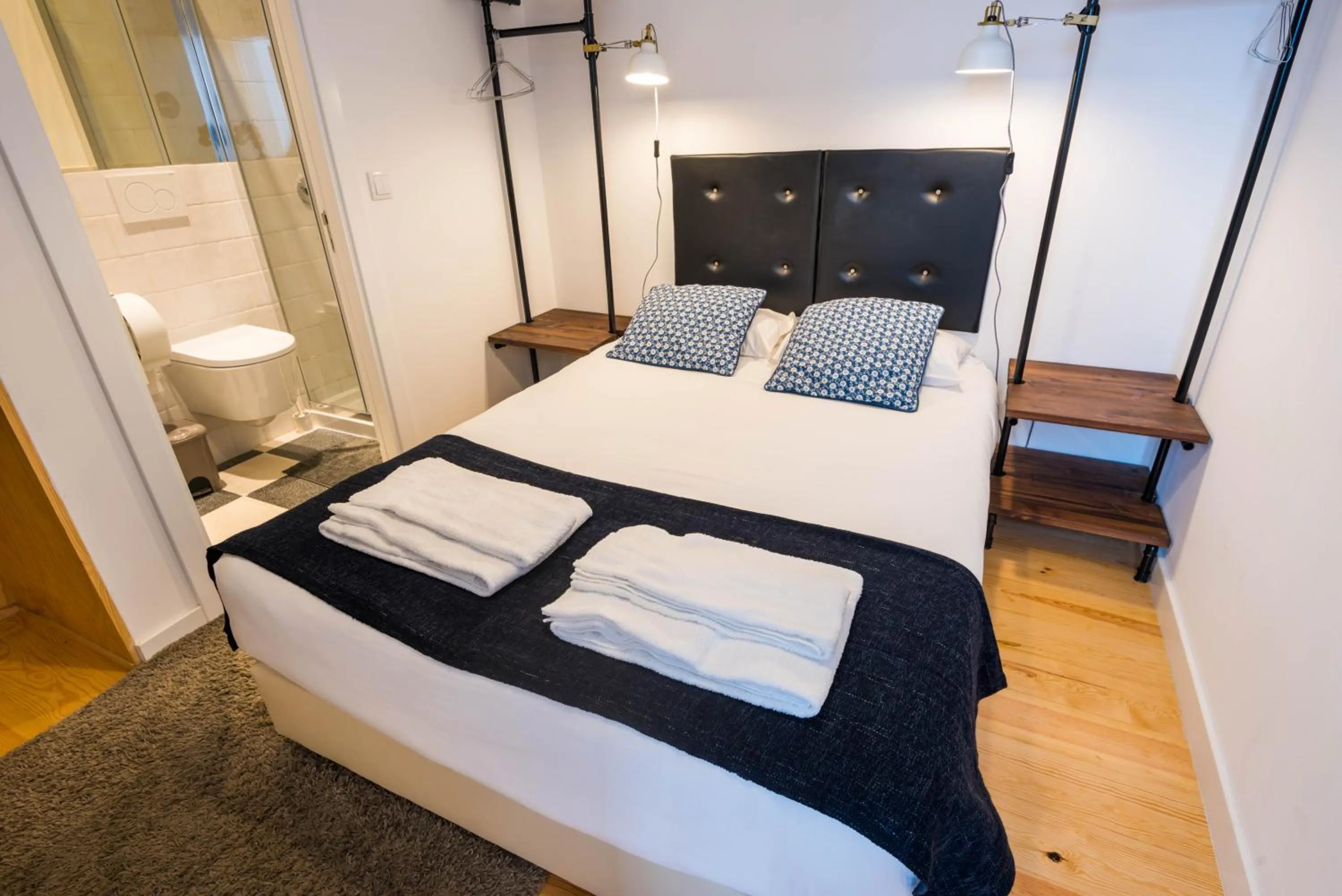 Budget Double Room in Lisbon Poets Inn