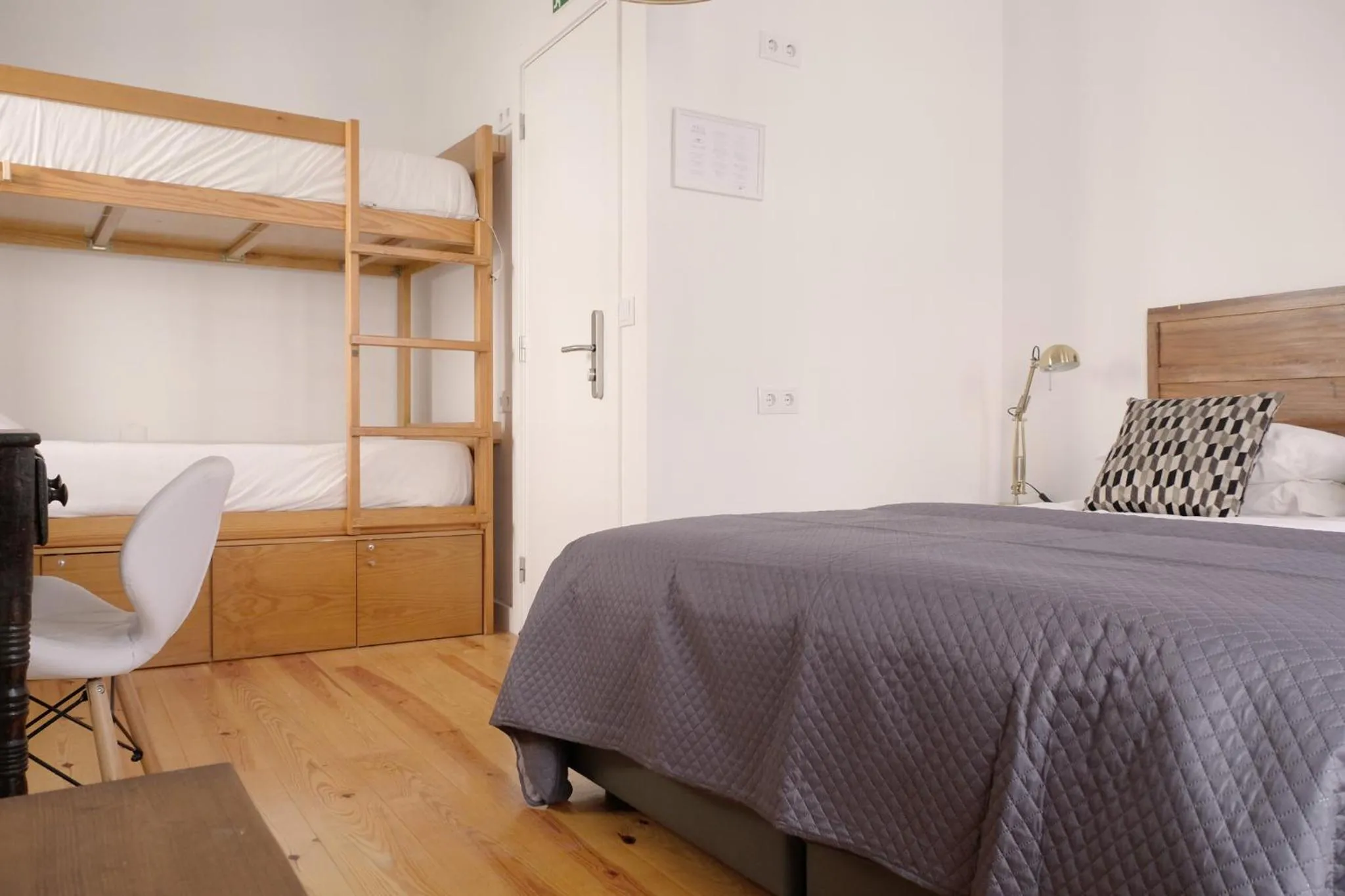 Photo of the whole room, Bed in Lisbon Poets Inn