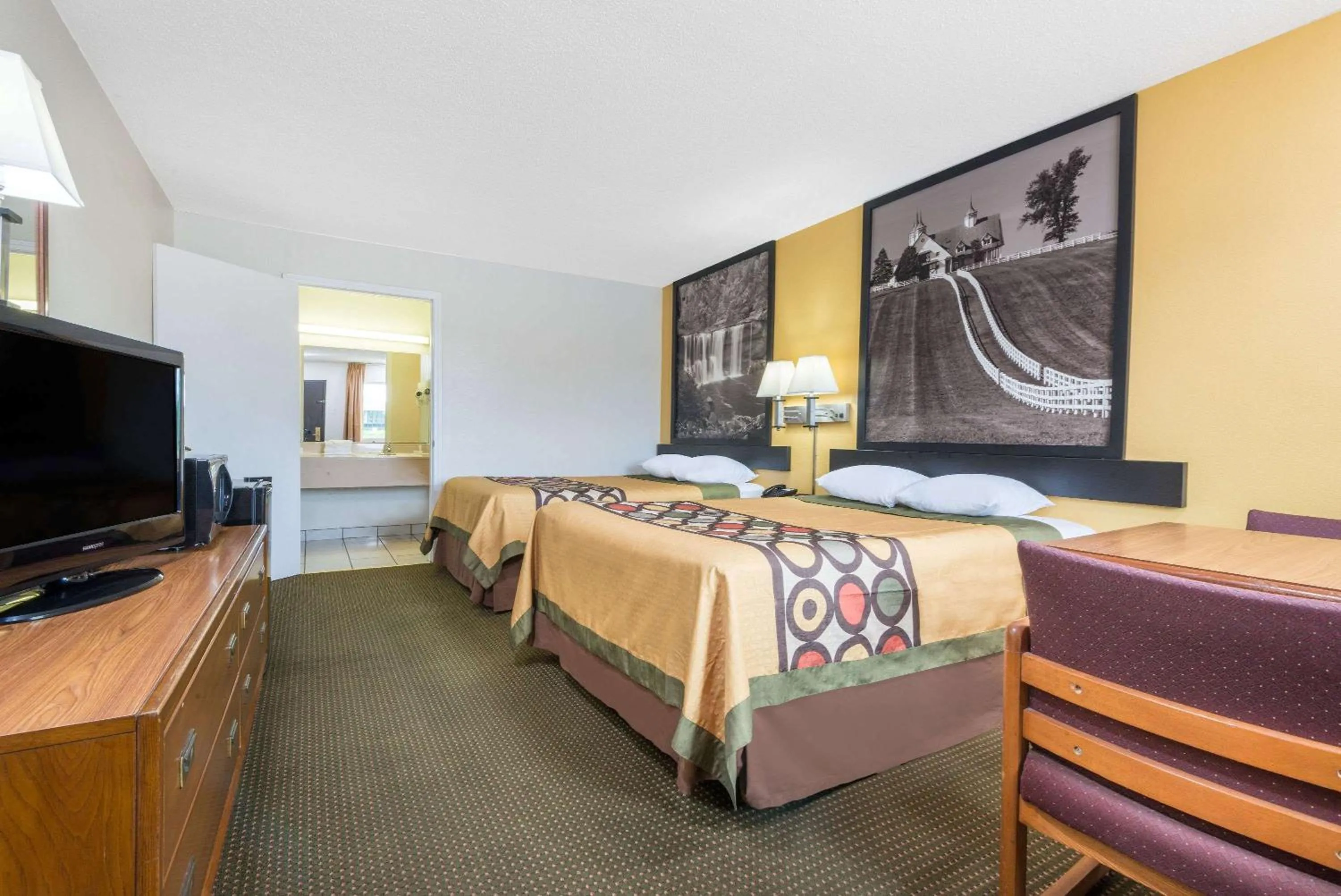 Photo of the whole room in Super 8 by Wyndham Williamsburg