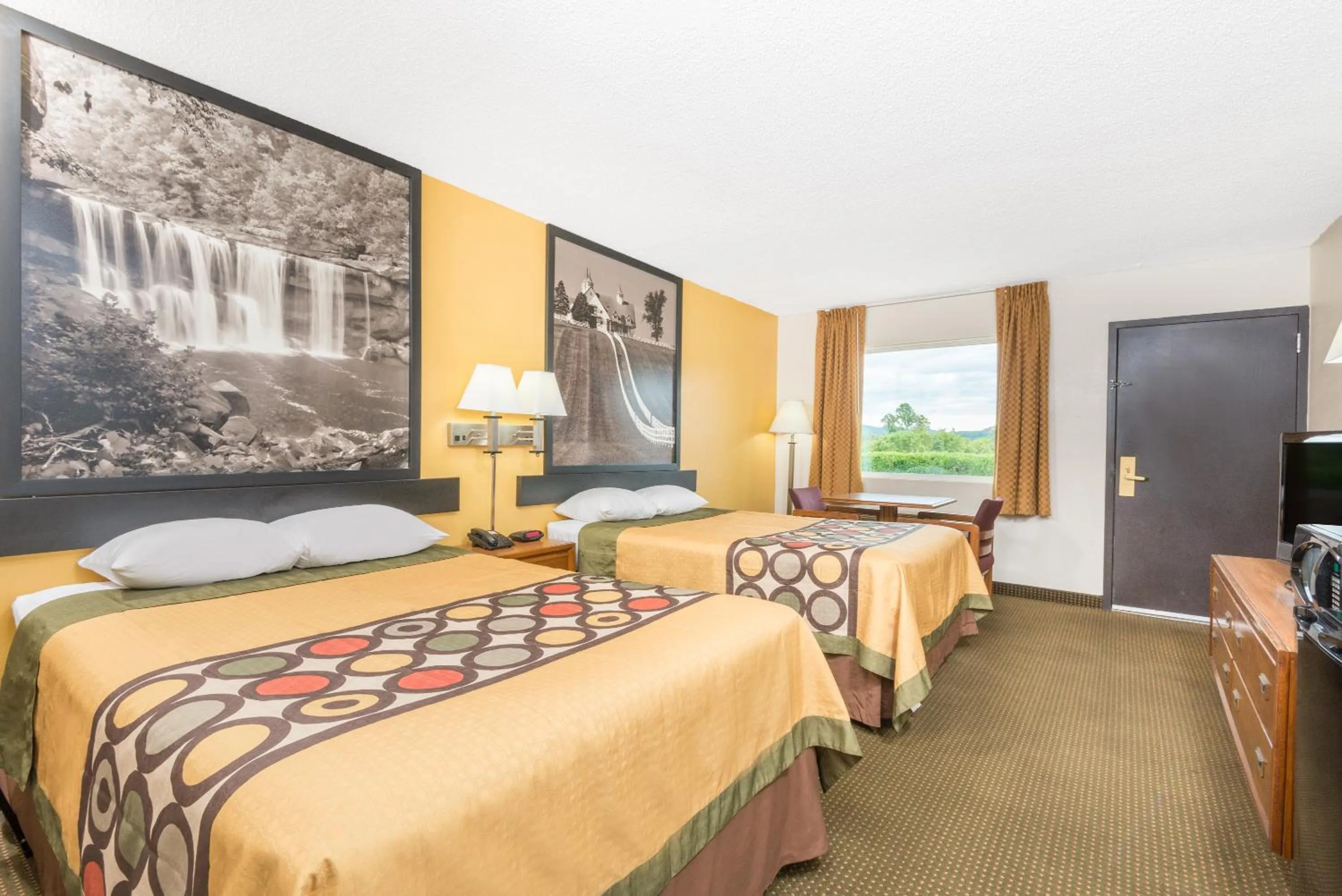 Bedroom in Super 8 by Wyndham Williamsburg