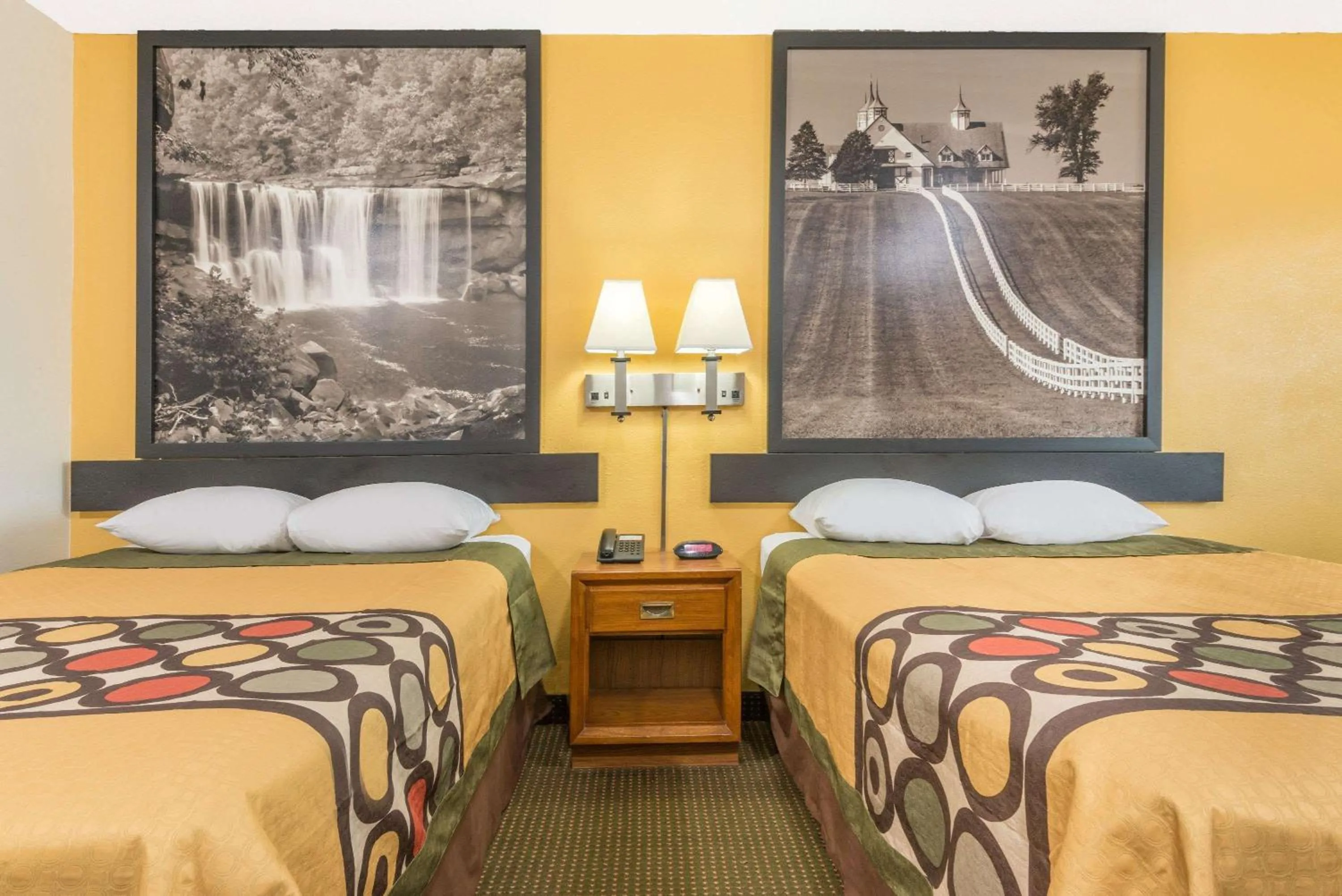 Photo of the whole room in Super 8 by Wyndham Williamsburg