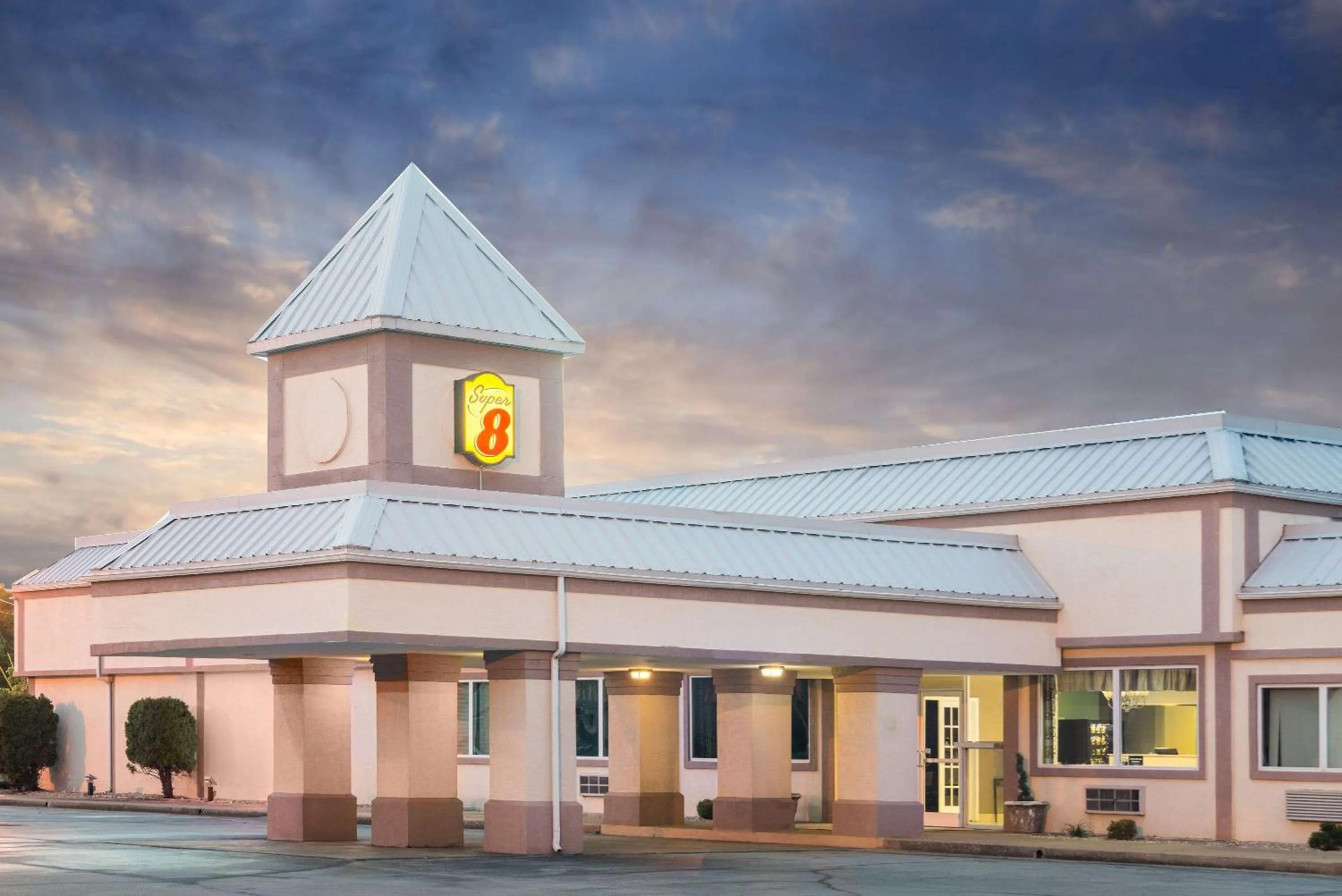 Property Building in Super 8 by Wyndham Williamsburg