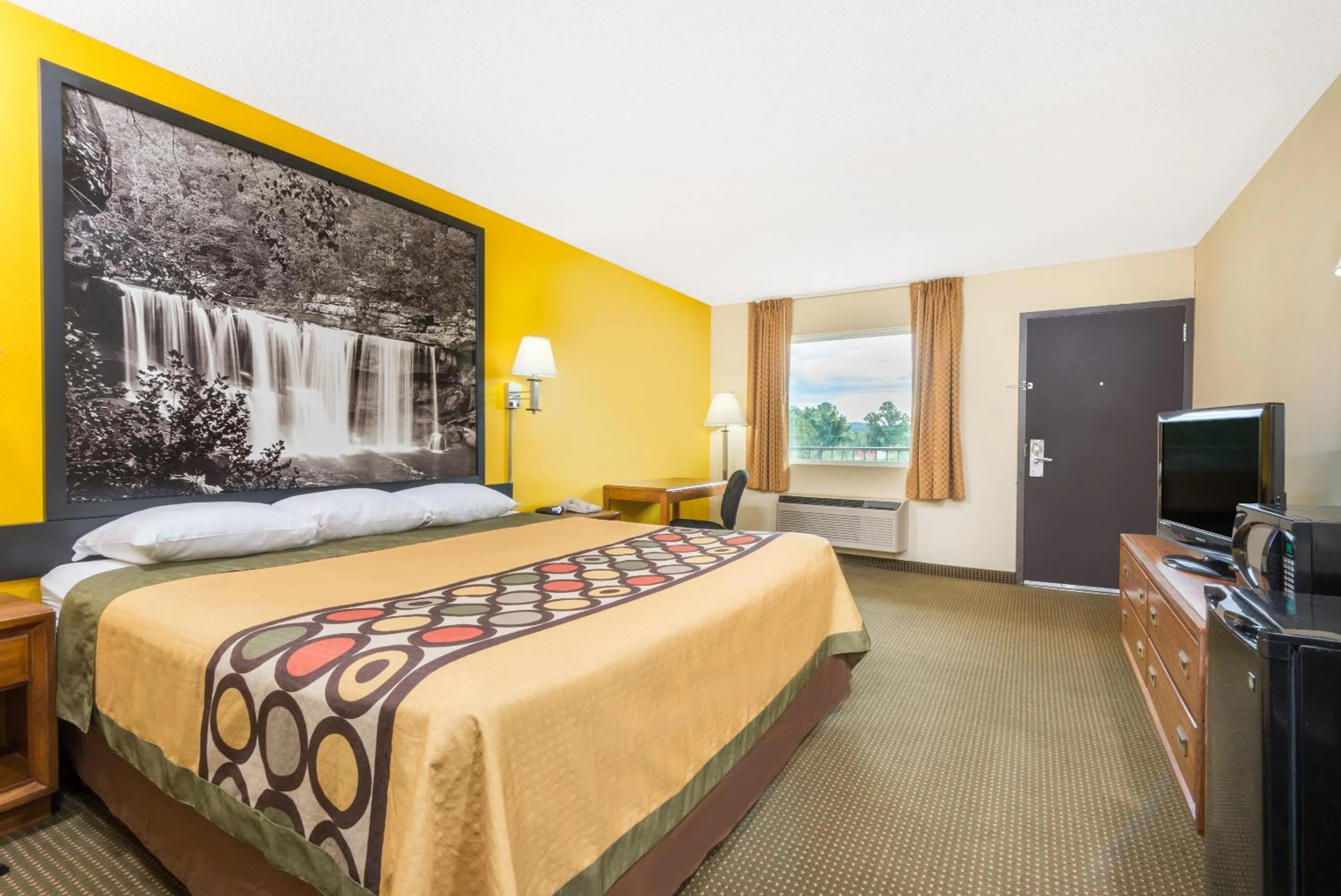 Bedroom in Super 8 by Wyndham Williamsburg