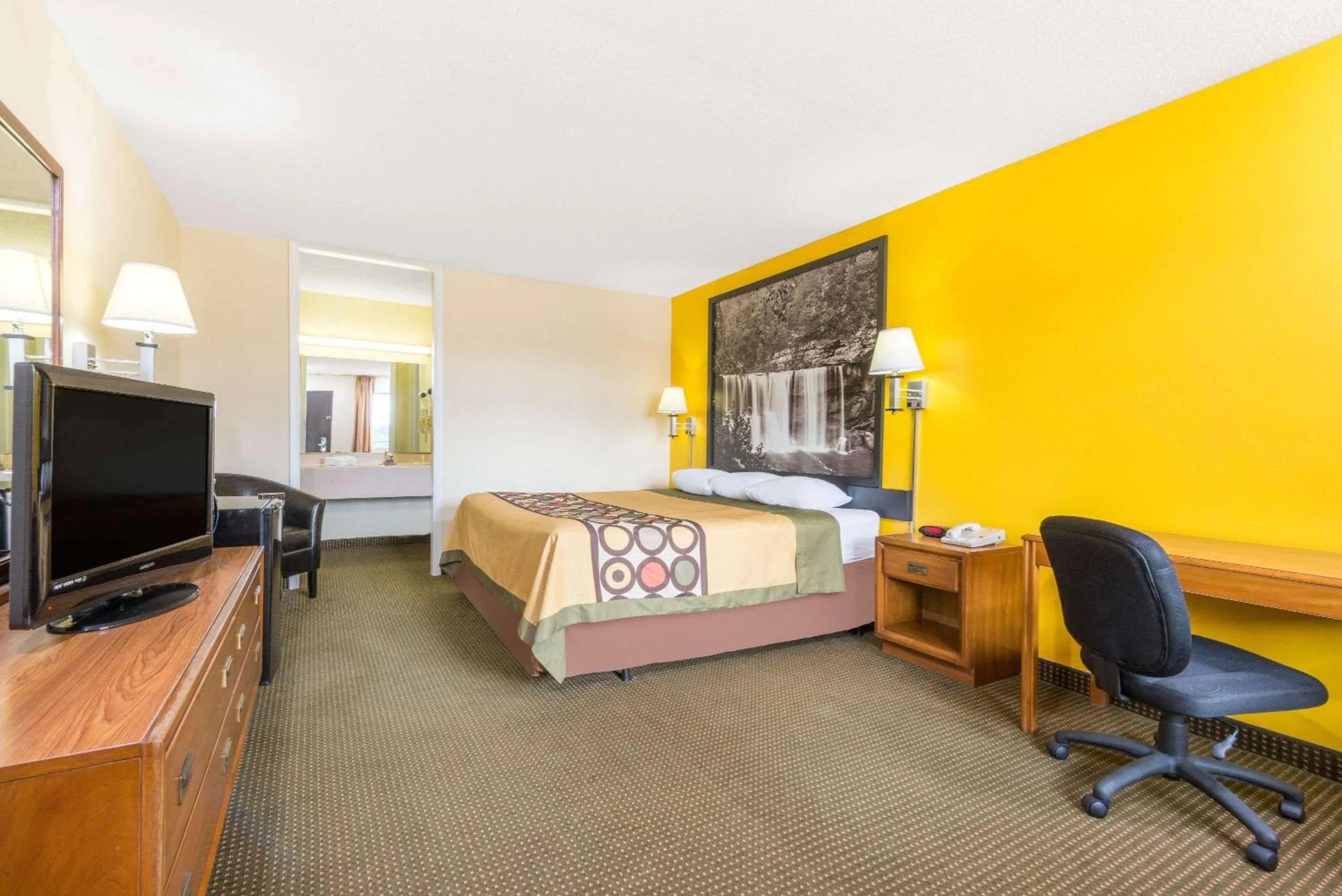 Photo of the whole room, TV/Entertainment Center in Super 8 by Wyndham Williamsburg