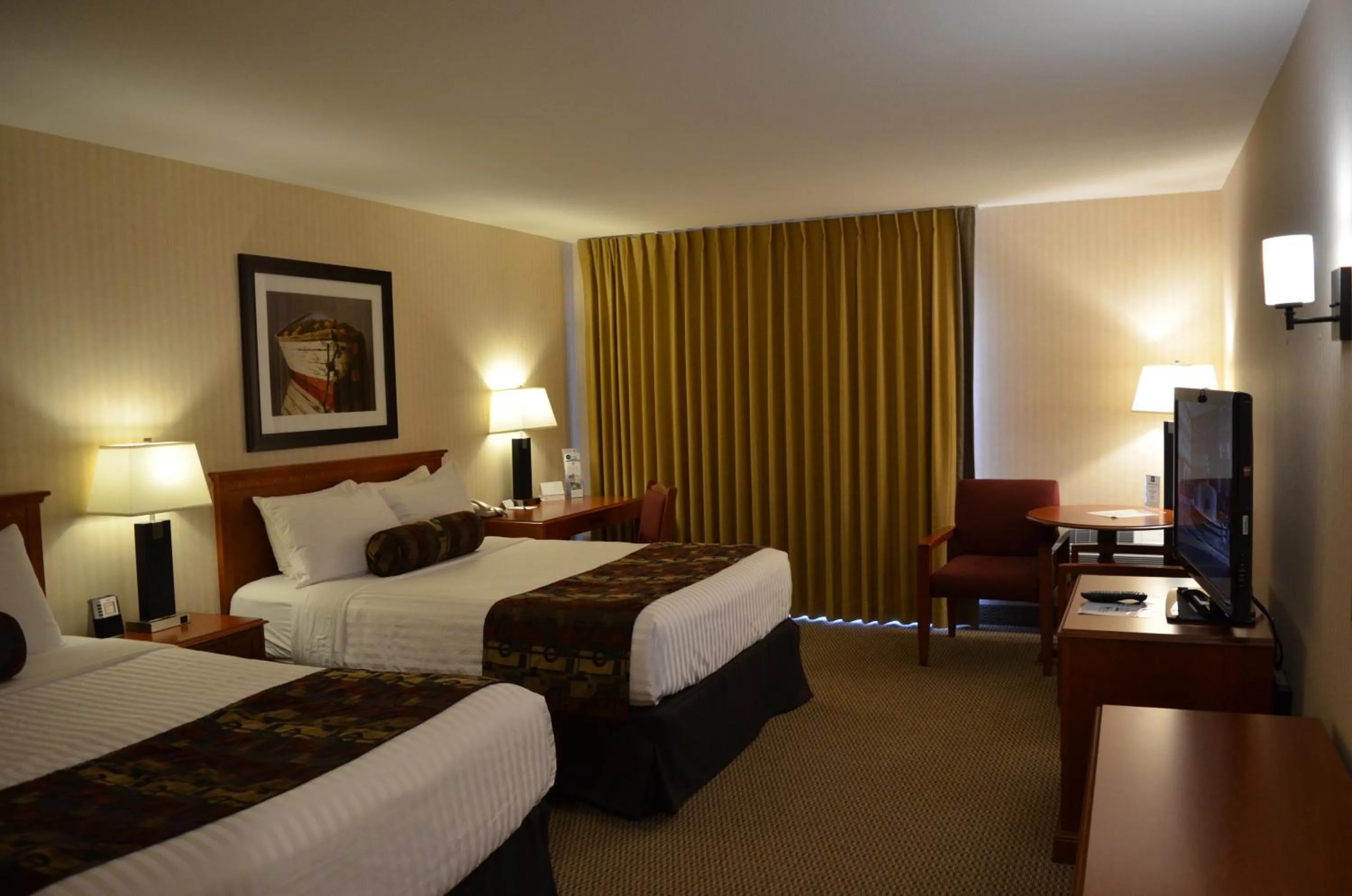 Photo of the whole room, Bed in Inn on Long Lake