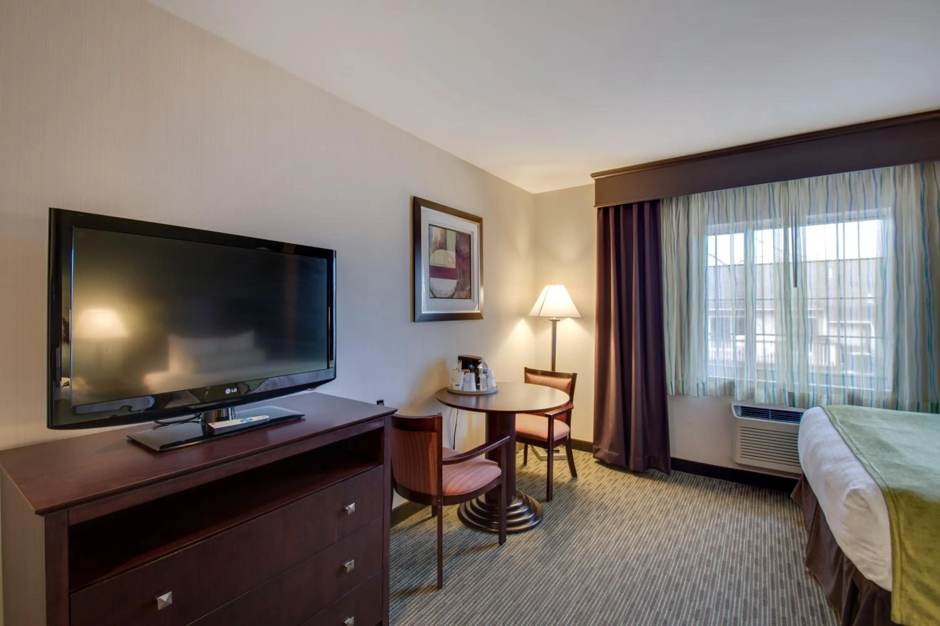 TV and multimedia, Bed in Best Western Plus, The Inn at Hampton