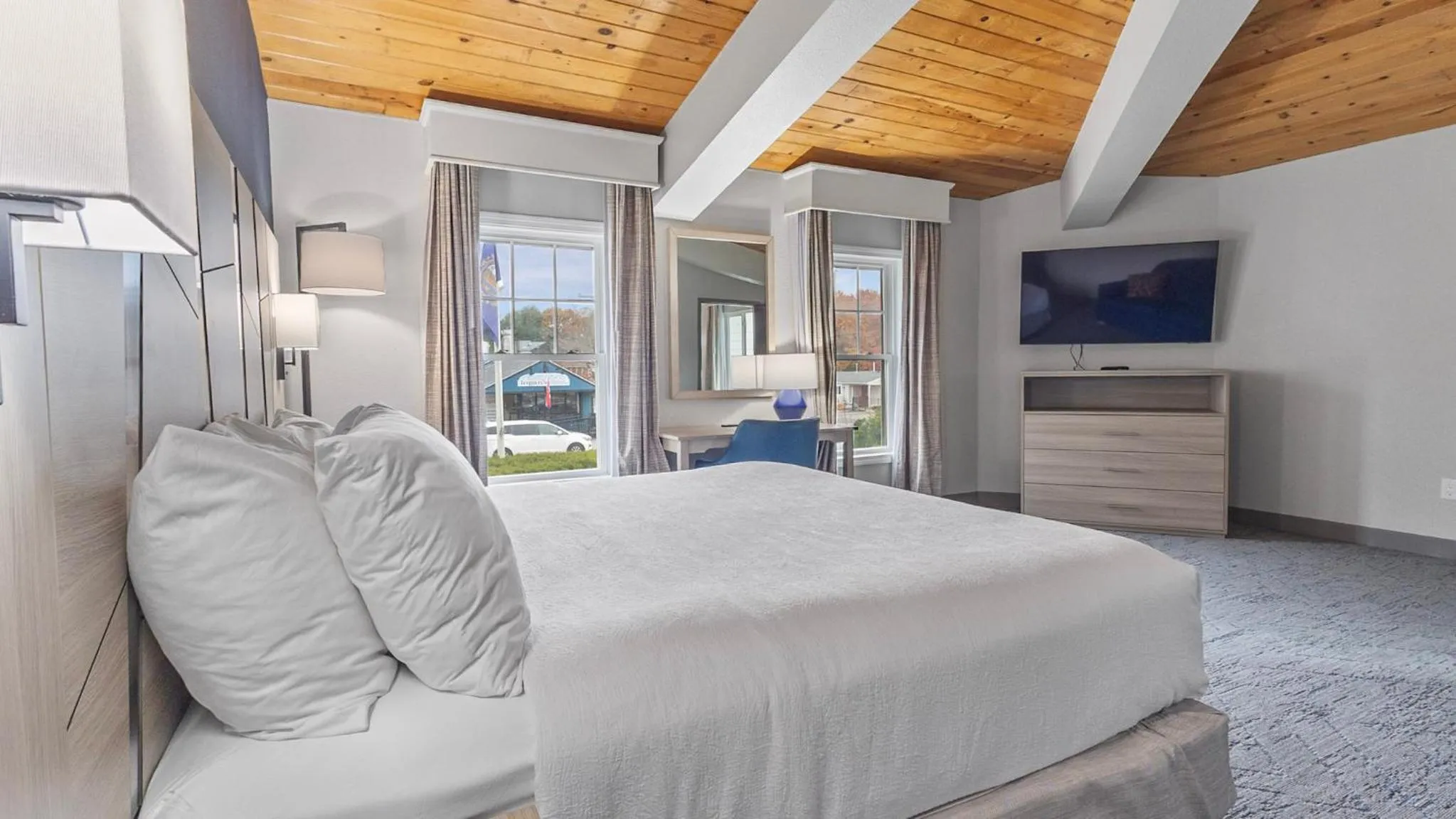 Bed in Best Western Plus, The Inn at Hampton