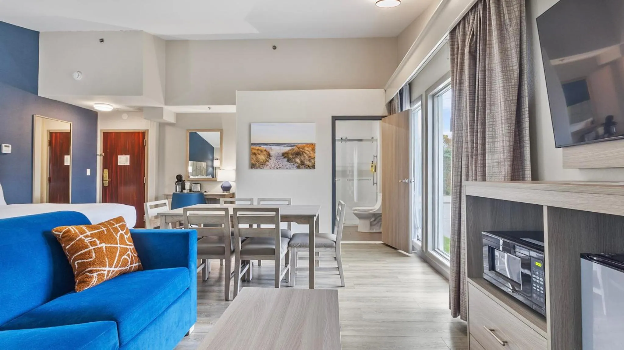 TV and multimedia in Best Western Plus, The Inn at Hampton