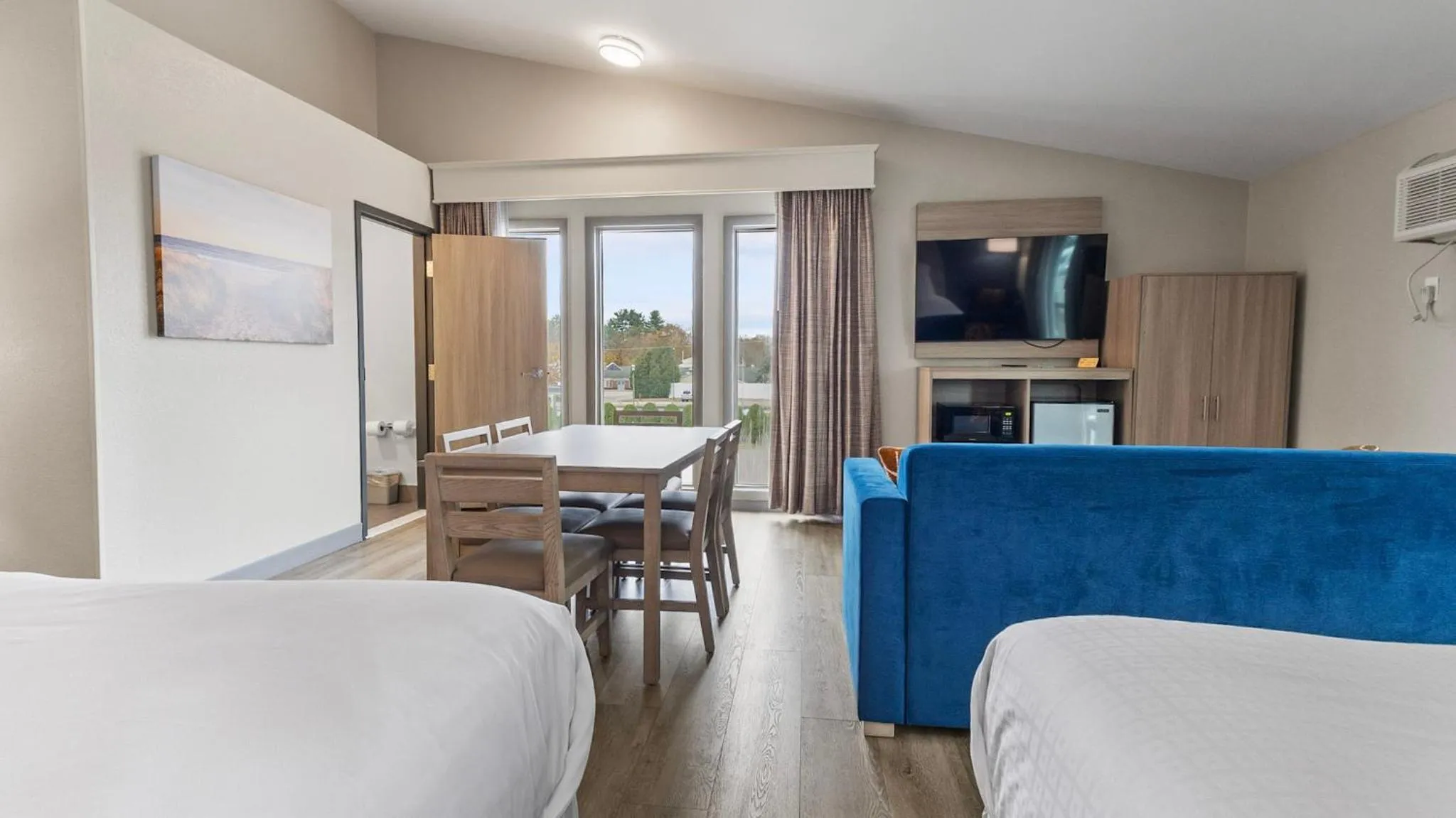 TV and multimedia in Best Western Plus, The Inn at Hampton