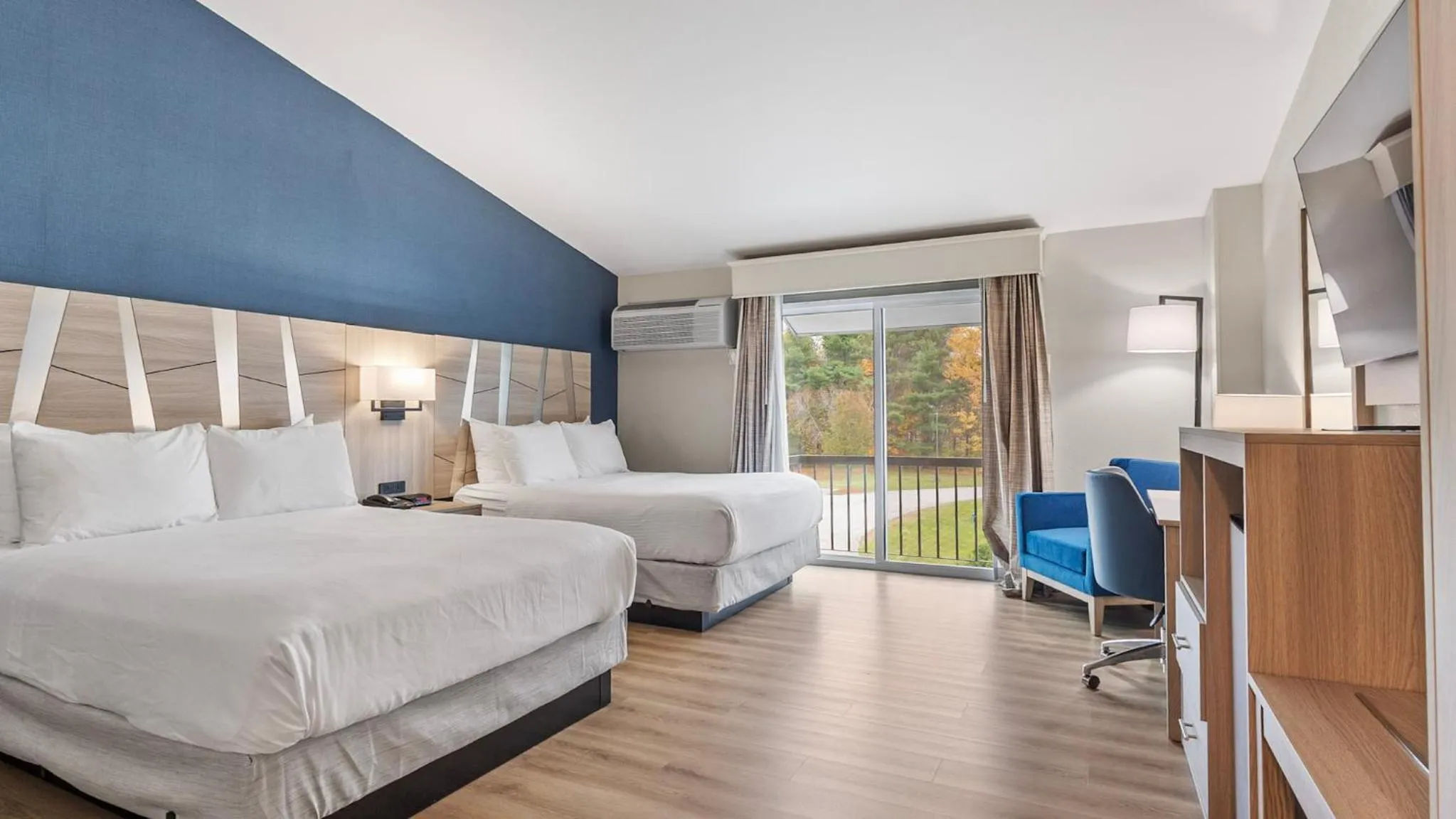 Bed in Best Western Plus, The Inn at Hampton