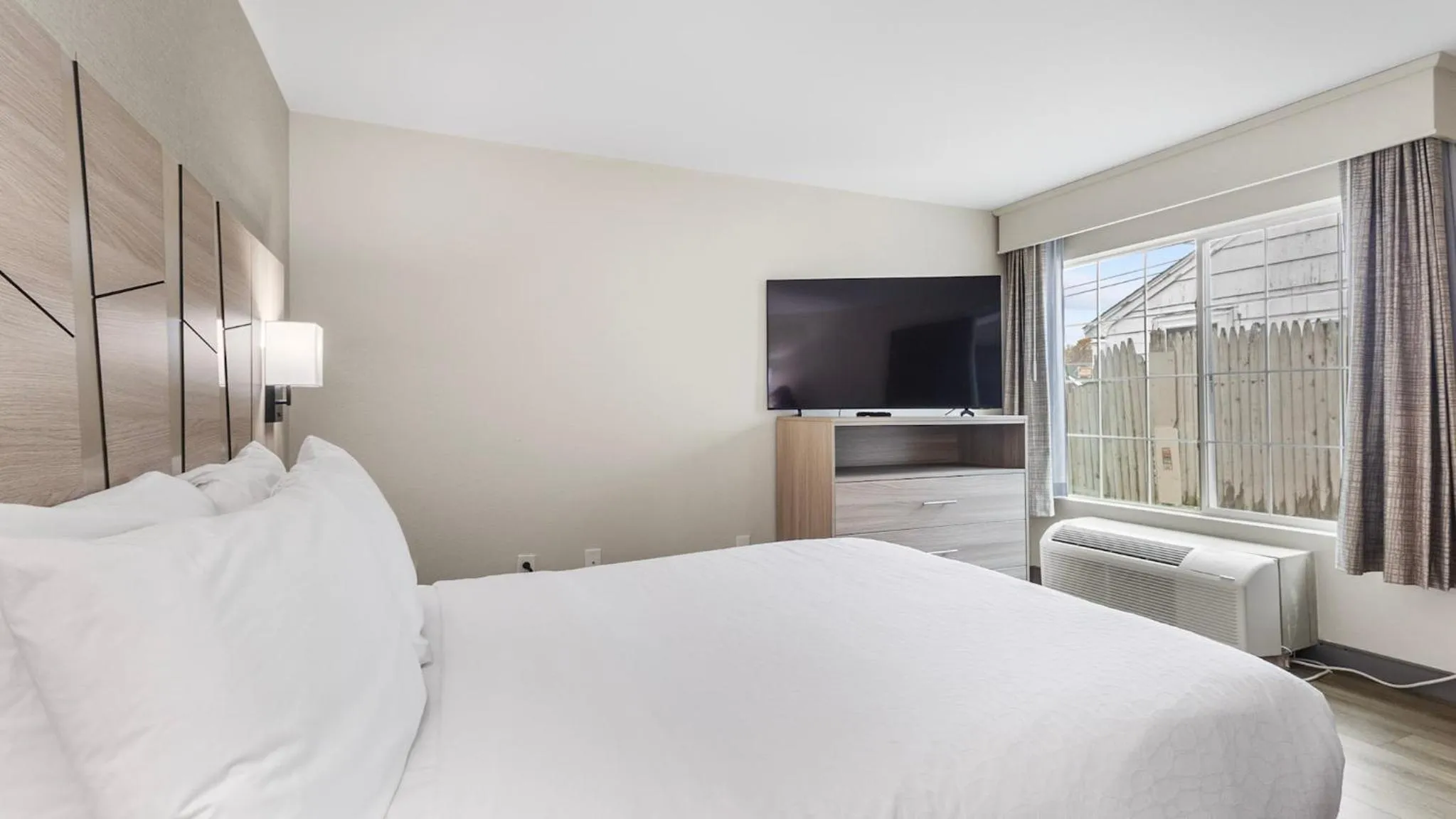 Bed in Best Western Plus, The Inn at Hampton