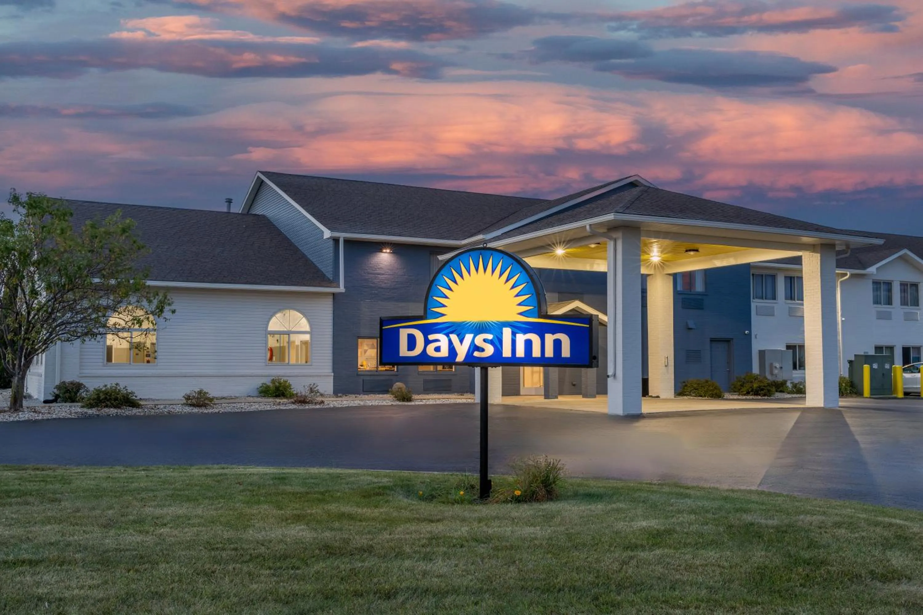 Property building in Days Inn by Wyndham Racine/Sturtevant