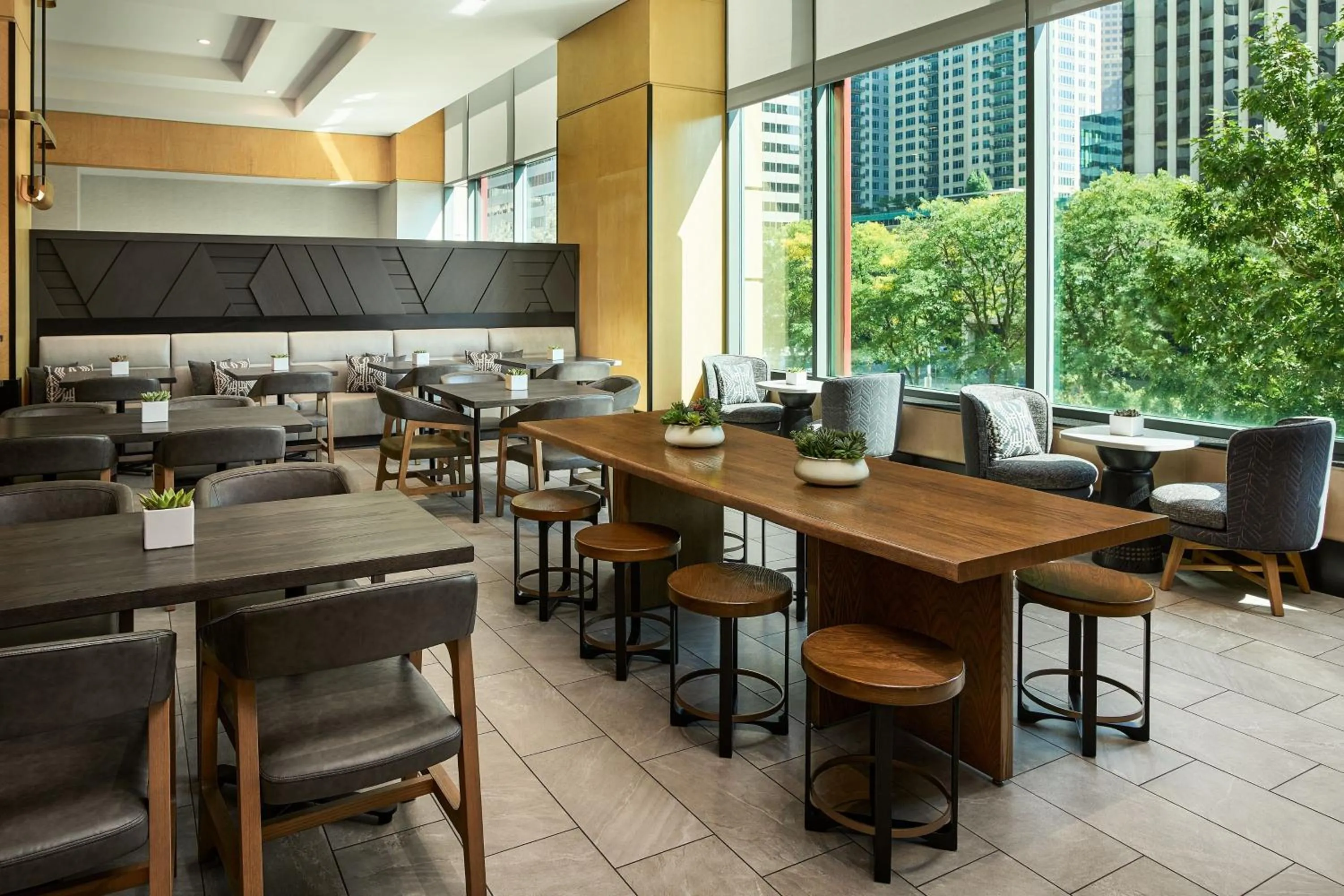 Lounge or bar in The Westin Denver Downtown