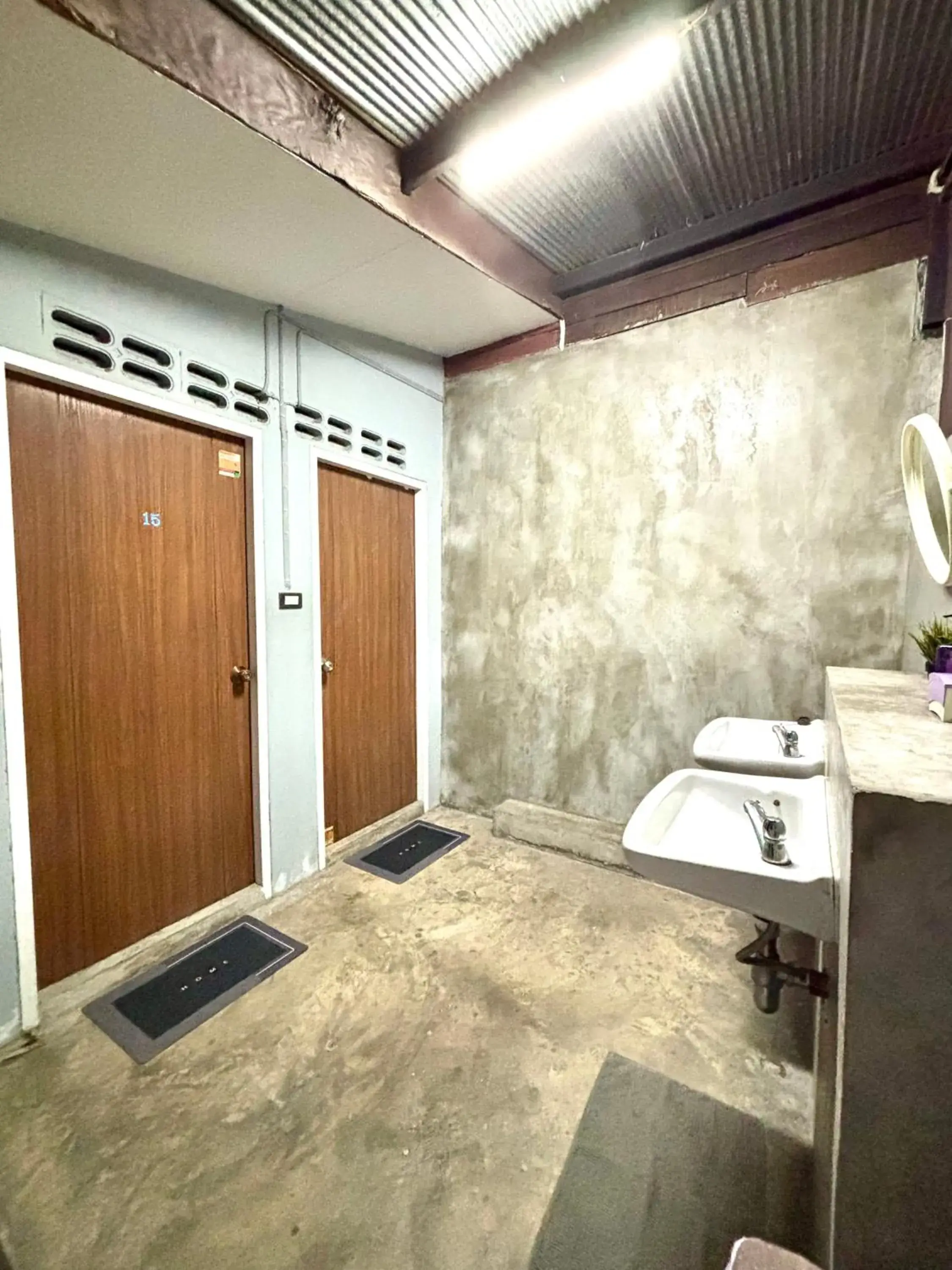 Budget Twin Room with bathroom outside bedding unit in Niwas Ayutthaya Budget Twin Room with bathroom outside bedding unit in Niwas Ayutthaya