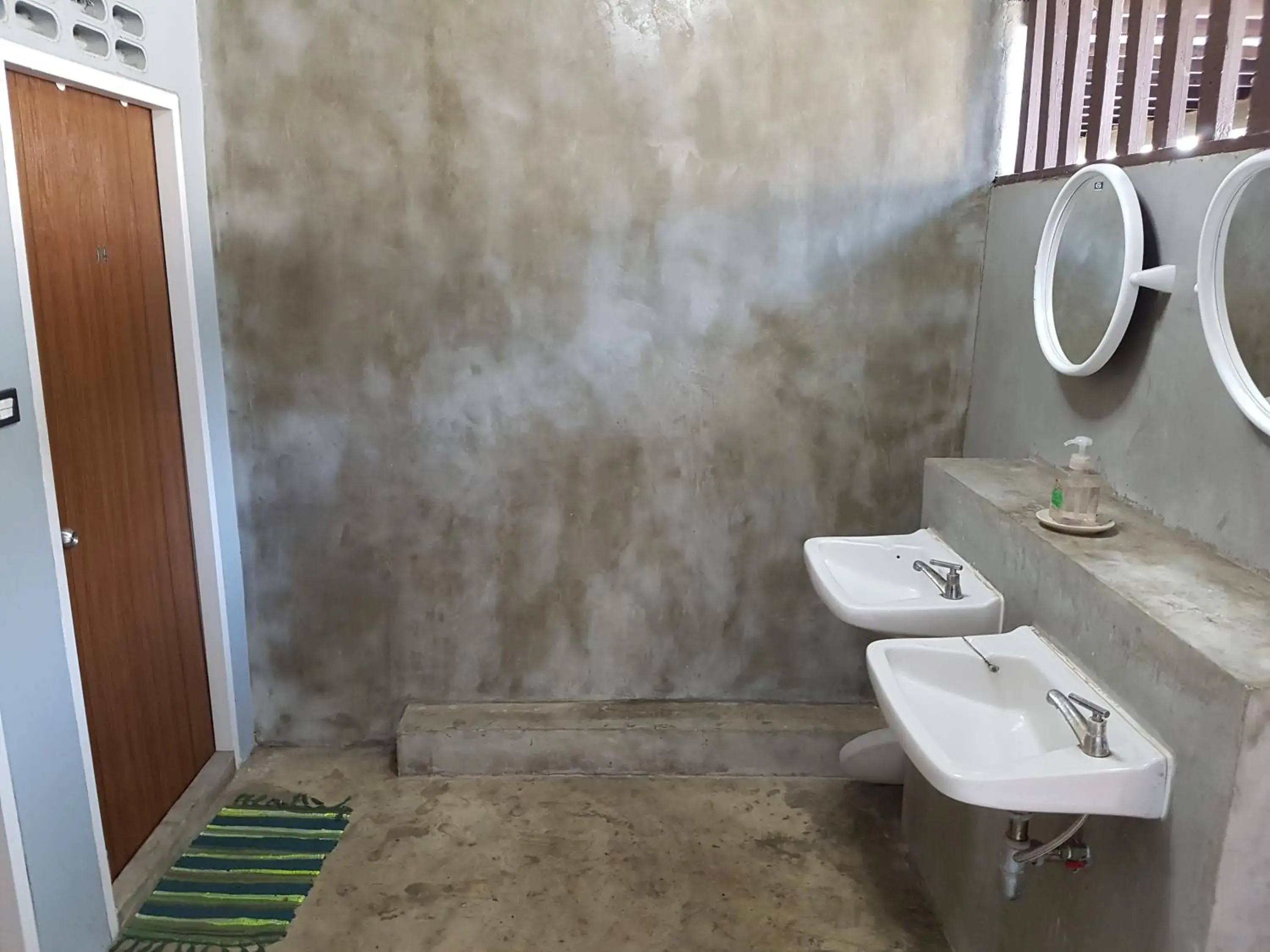 Budget Twin Room with bathroom outside bedding unit in Niwas Ayutthaya Budget Twin Room with bathroom outside bedding unit in Niwas Ayutthaya