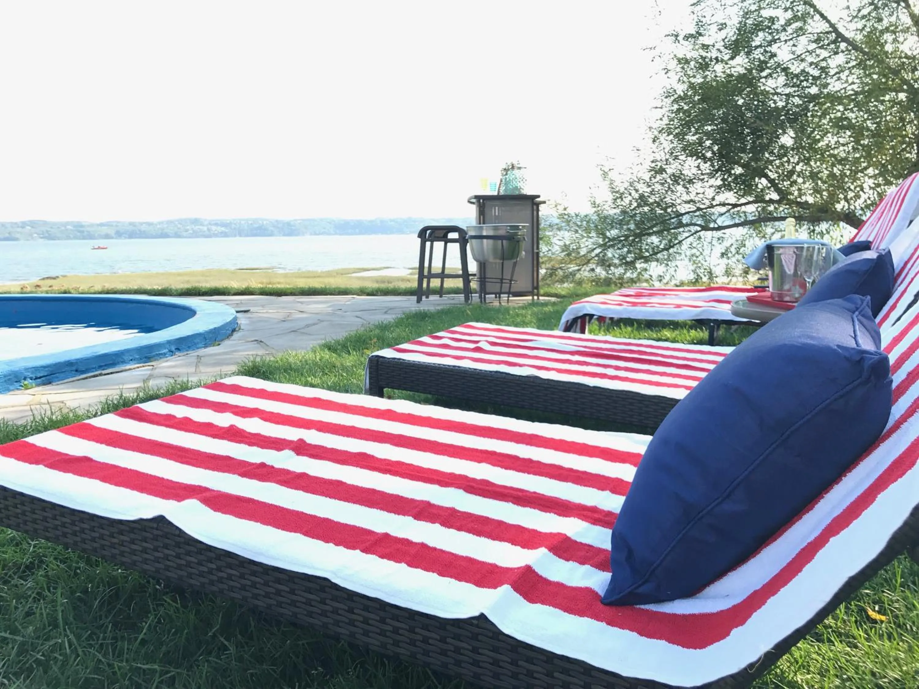 Patio in Villa by the Water 23 beds 9 baths Pool billard Hot Tub 15 min Old Quebec