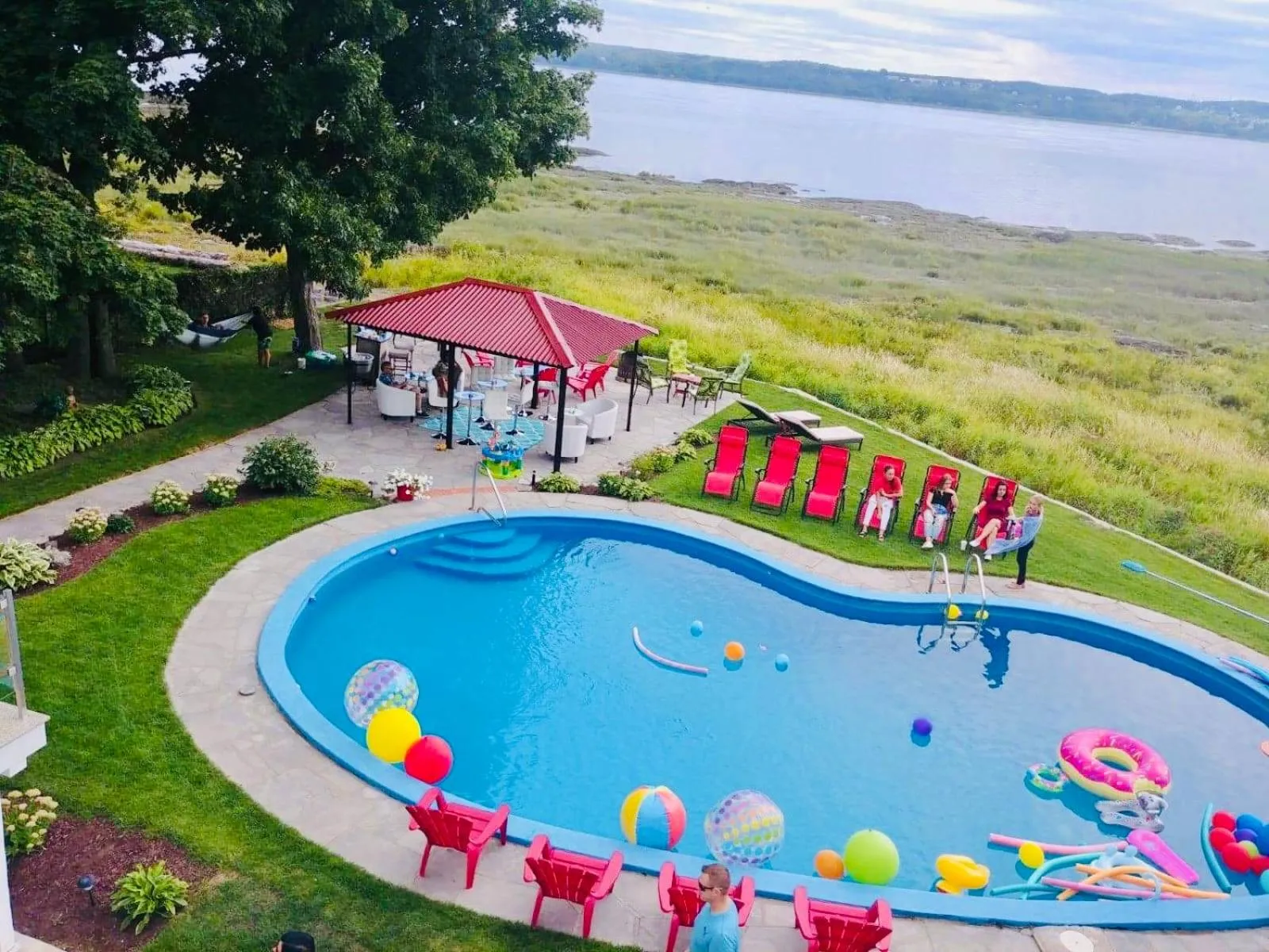 Villa by the Water 23 beds 9 baths Pool billard Hot Tub 15 min Old Quebec