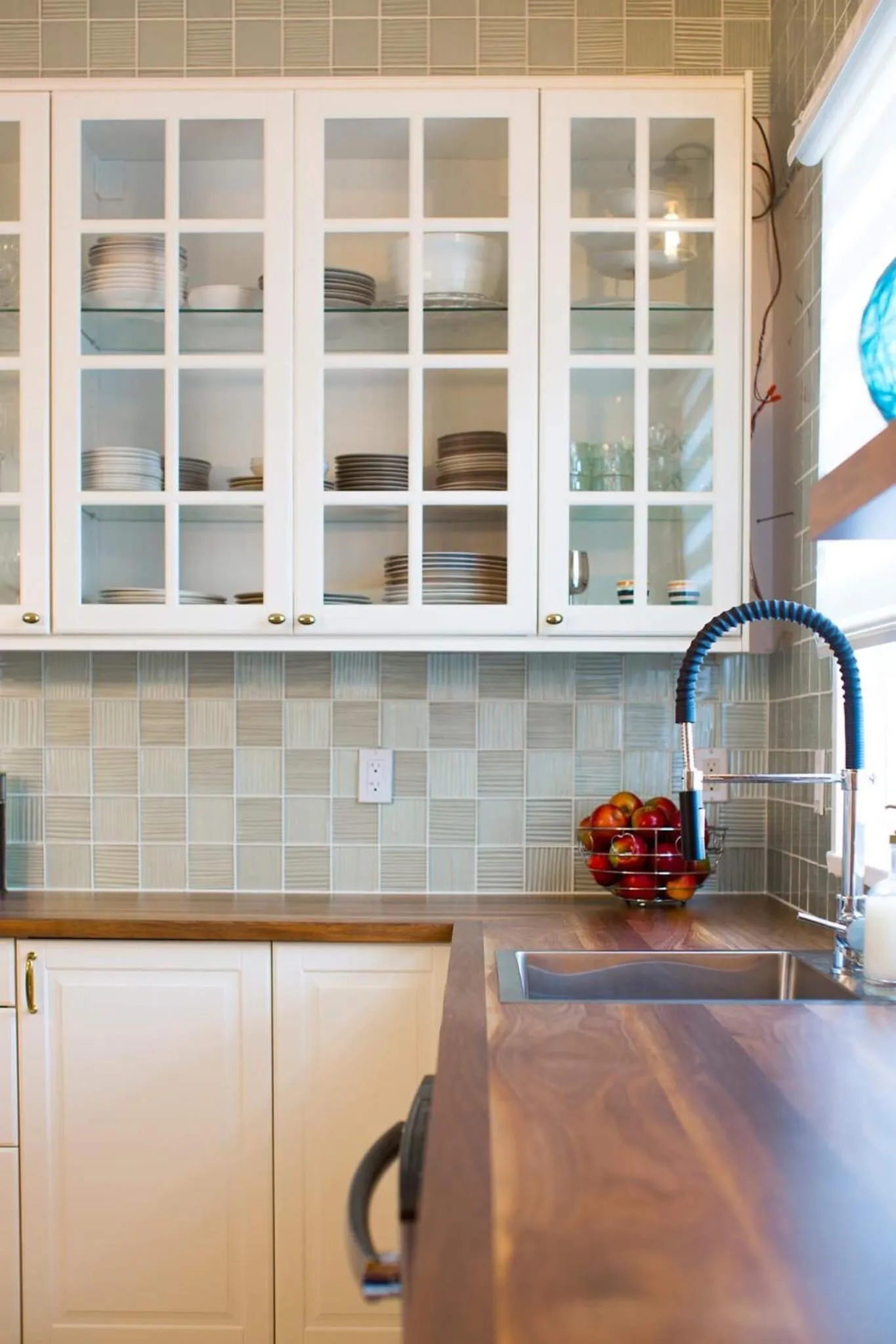 Kitchen or kitchenette in Villa by the Water 23 beds 9 baths Pool billard Hot Tub 15 min Old Quebec