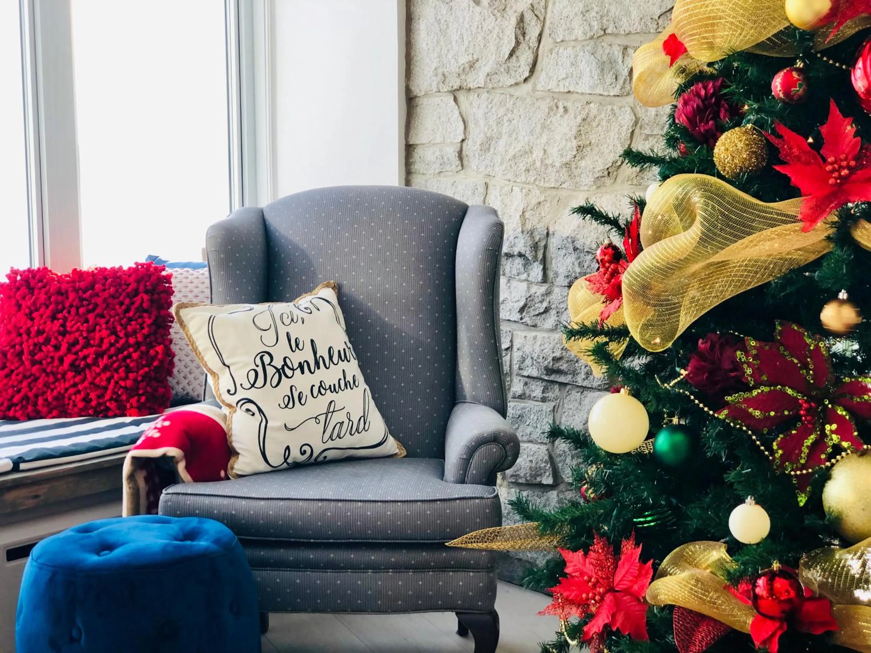 Winter in Villa by the Water 23 beds 9 baths Pool billard Hot Tub 15 min Old Quebec