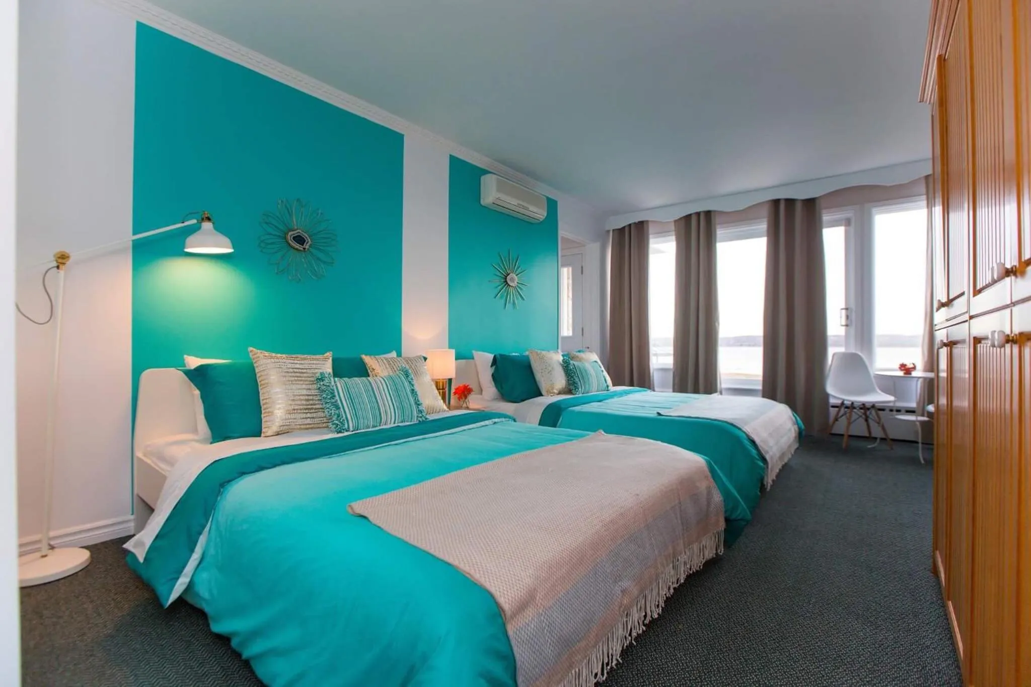 Bed in Villa by the Water 23 beds 9 baths Pool billard Hot Tub 15 min Old Quebec