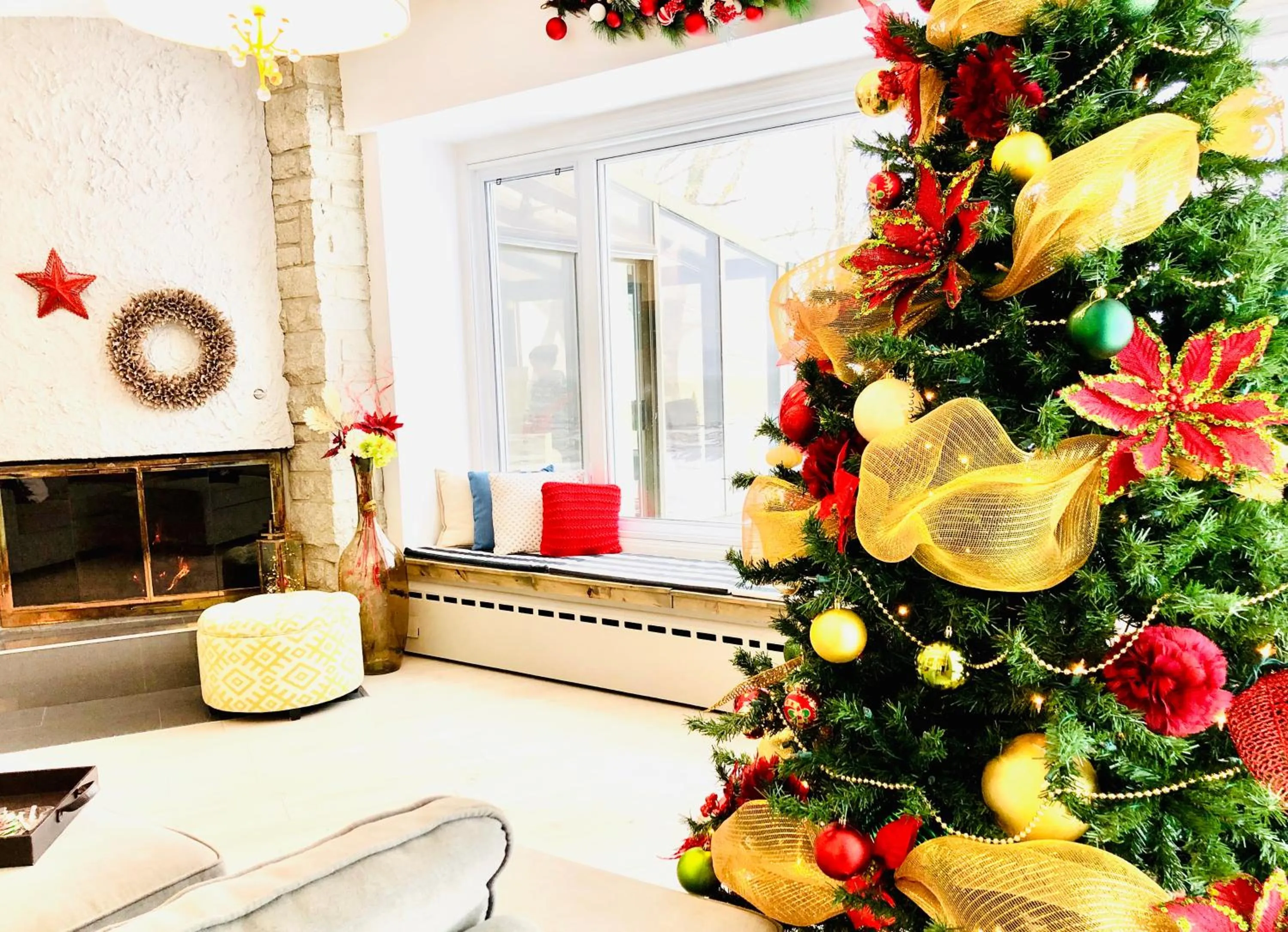 Winter in Villa by the Water 23 beds 9 baths Pool billard Hot Tub 15 min Old Quebec