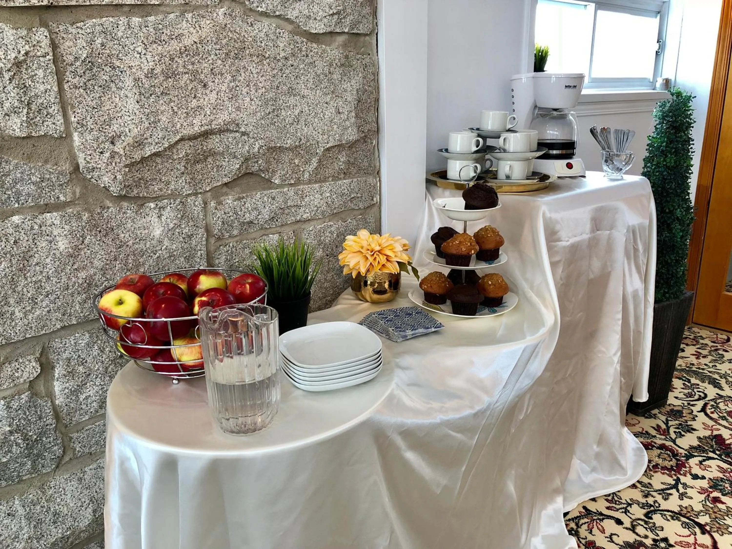 Business facilities in Villa by the Water 23 beds 9 baths Pool billard Hot Tub 15 min Old Quebec