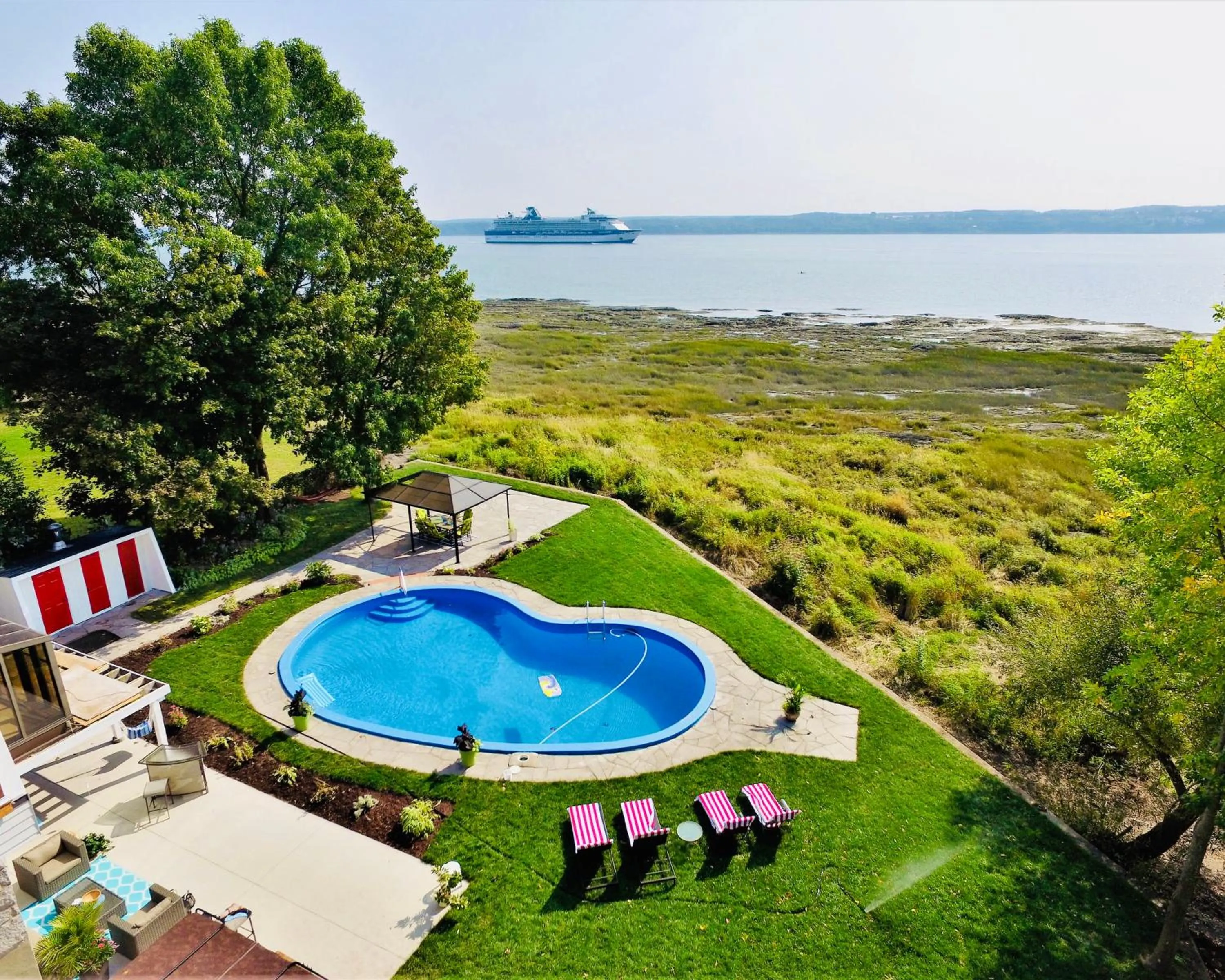 Villa by the Water 23 beds 9 baths Pool billard Hot Tub 15 min Old Quebec