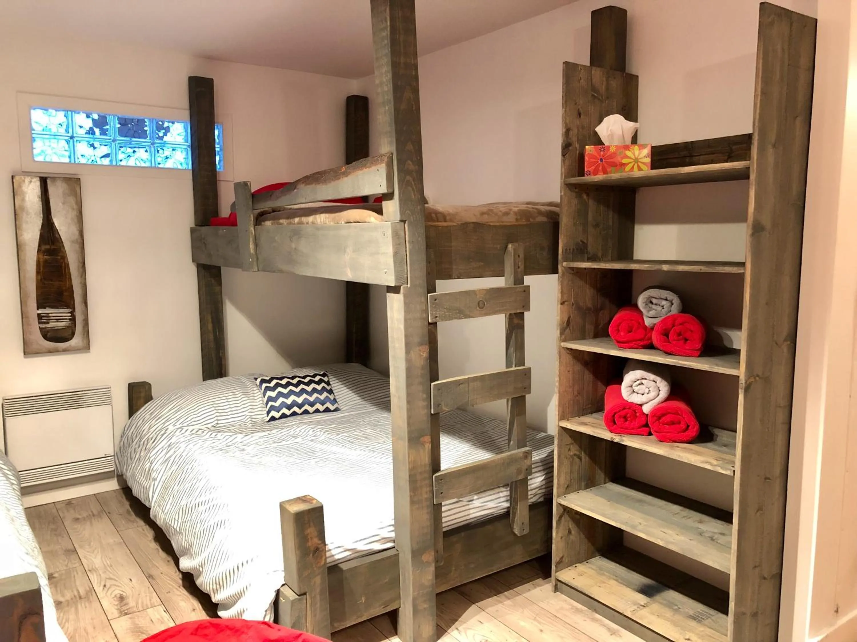 Decorative detail, Bed in Villa by the Water 23 beds 9 baths Pool billard Hot Tub 15 min Old Quebec