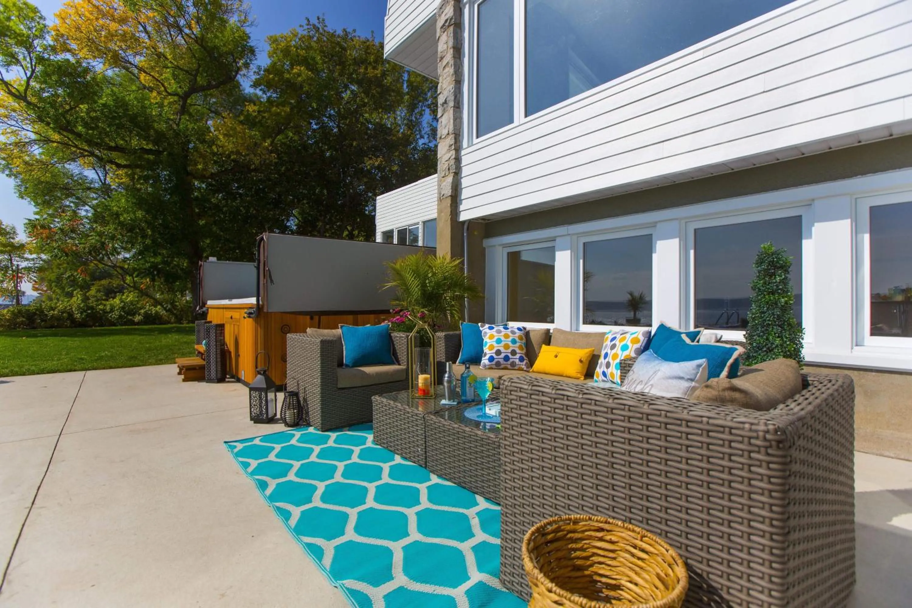 Summer in Villa by the Water 23 beds 9 baths Pool billard Hot Tub 15 min Old Quebec