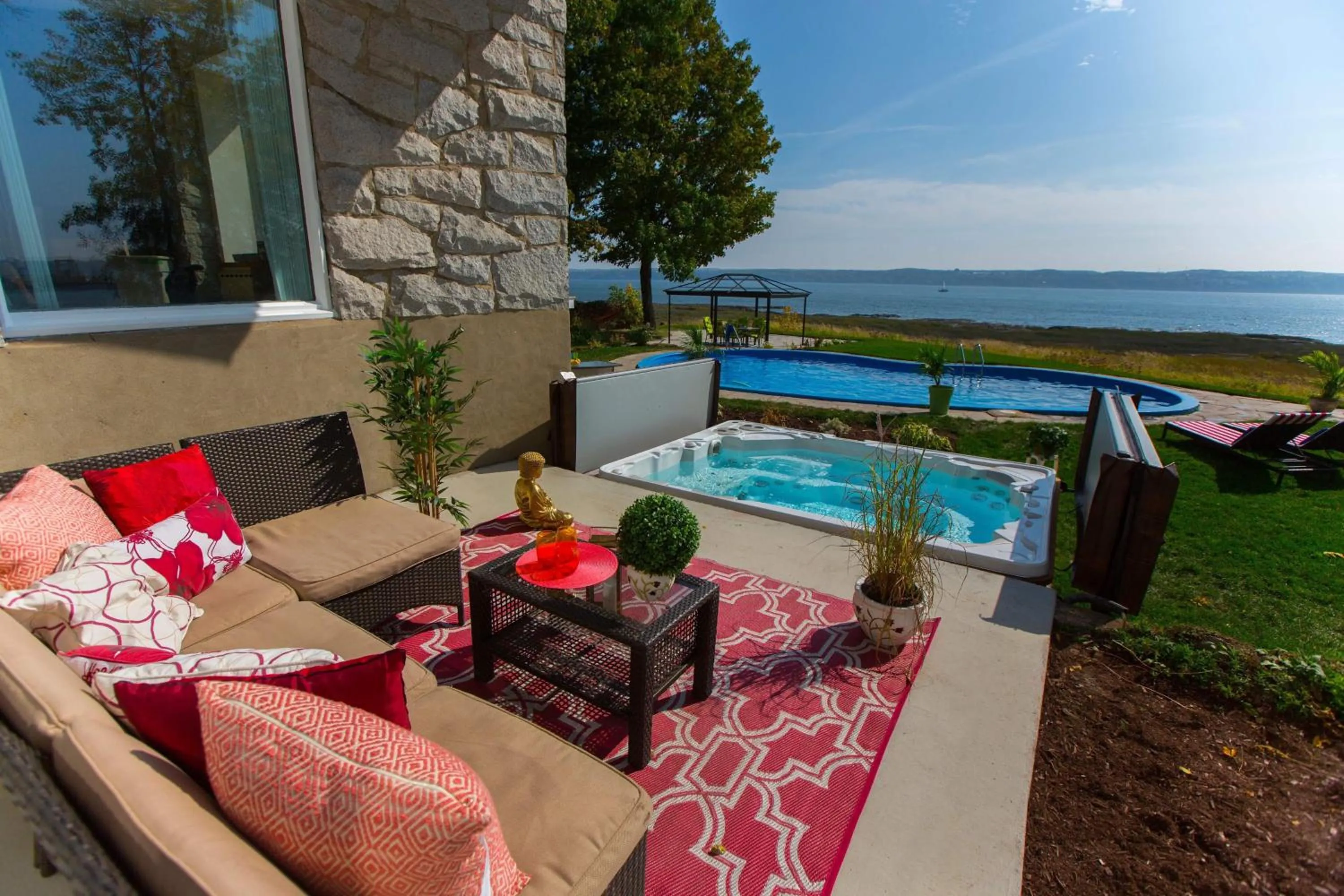 Patio in Villa by the Water 23 beds 9 baths Pool billard Hot Tub 15 min Old Quebec