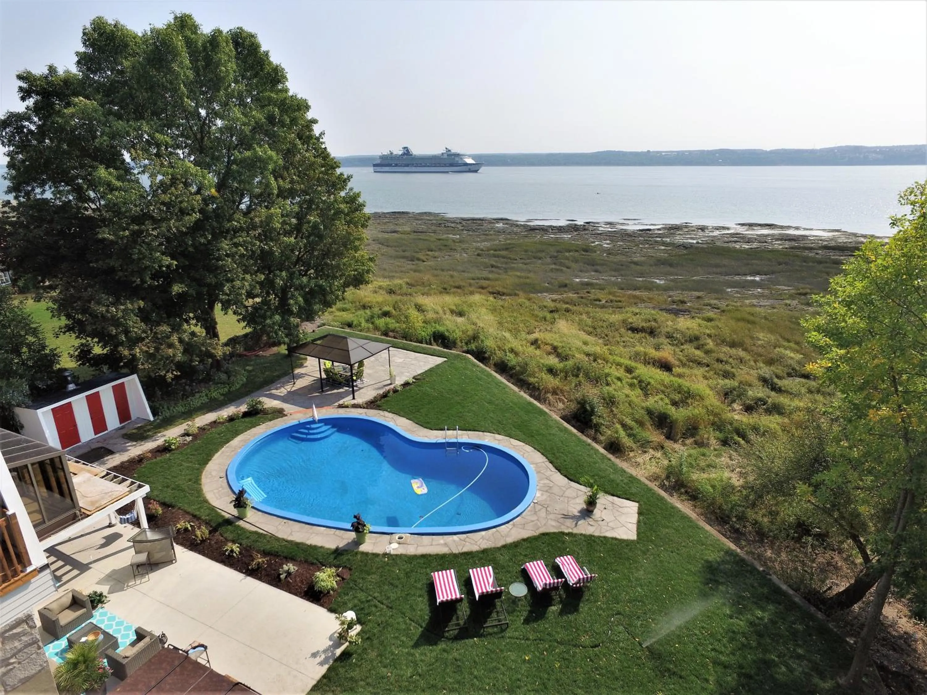 Bird's eye view in Villa by the Water 23 beds 9 baths Pool billard Hot Tub 15 min Old Quebec