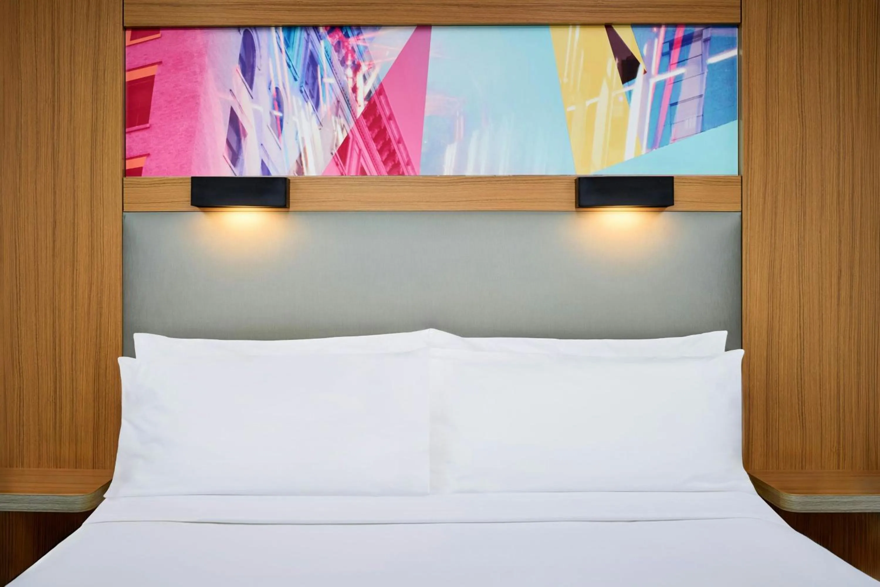 Photo of the whole room, Bed in Aloft Montreal Airport