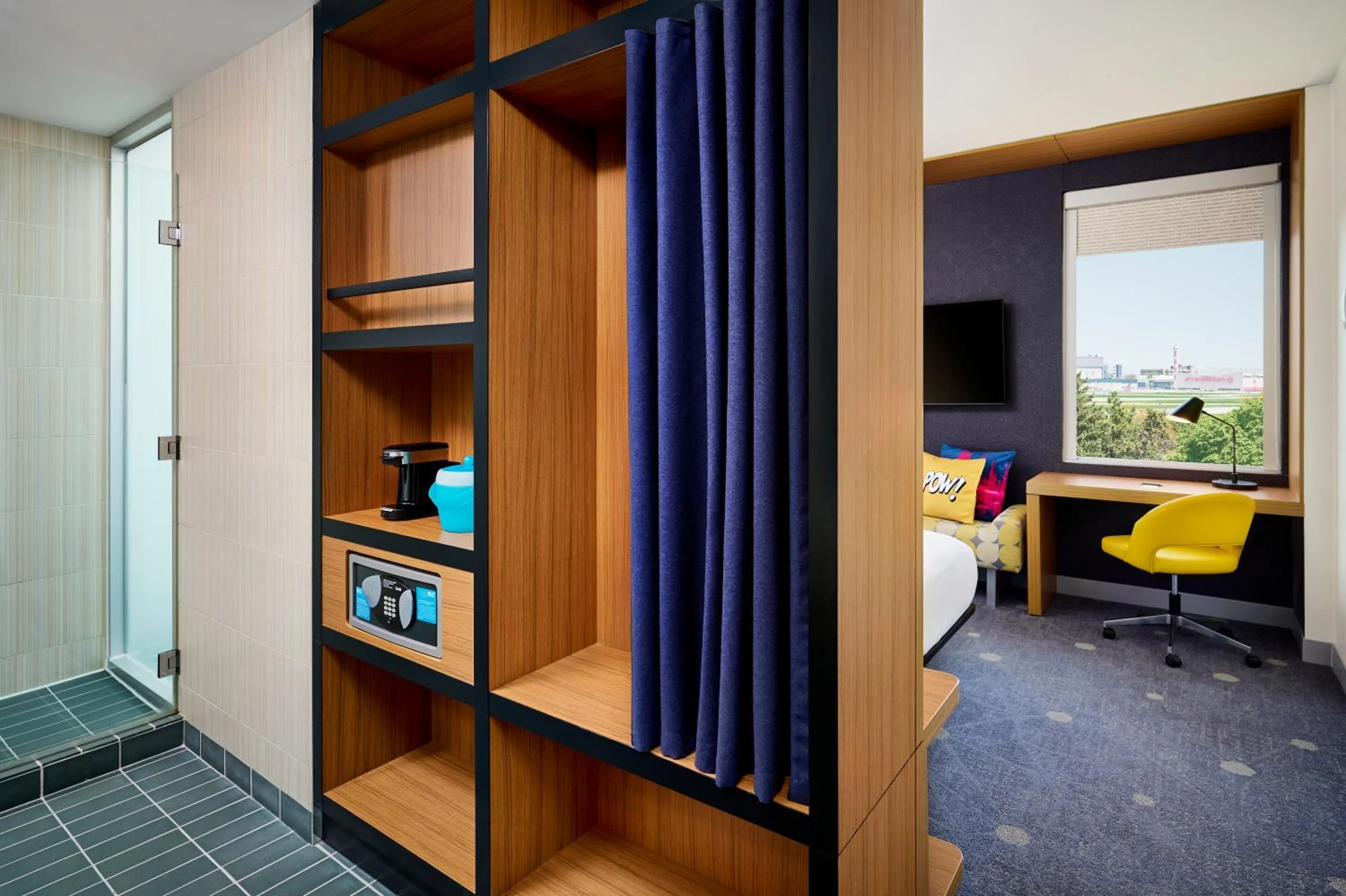 Coffee/tea facilities in Aloft Montreal Airport