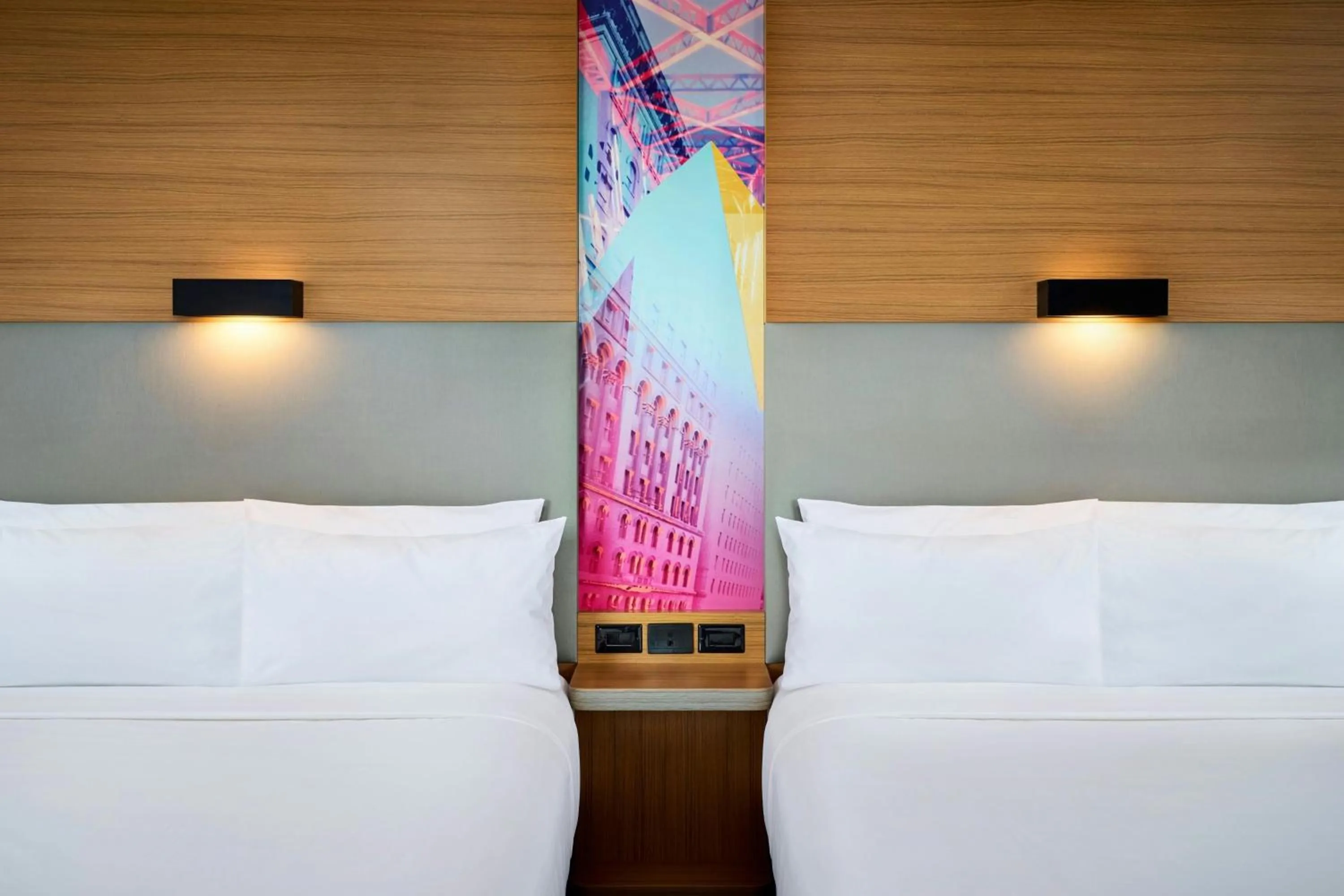Photo of the whole room, Bed in Aloft Montreal Airport
