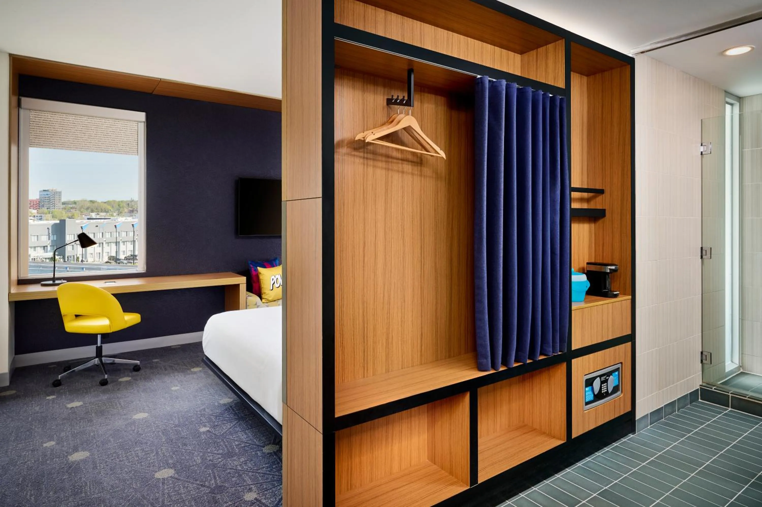 Bedroom, Bed in Aloft Montreal Airport