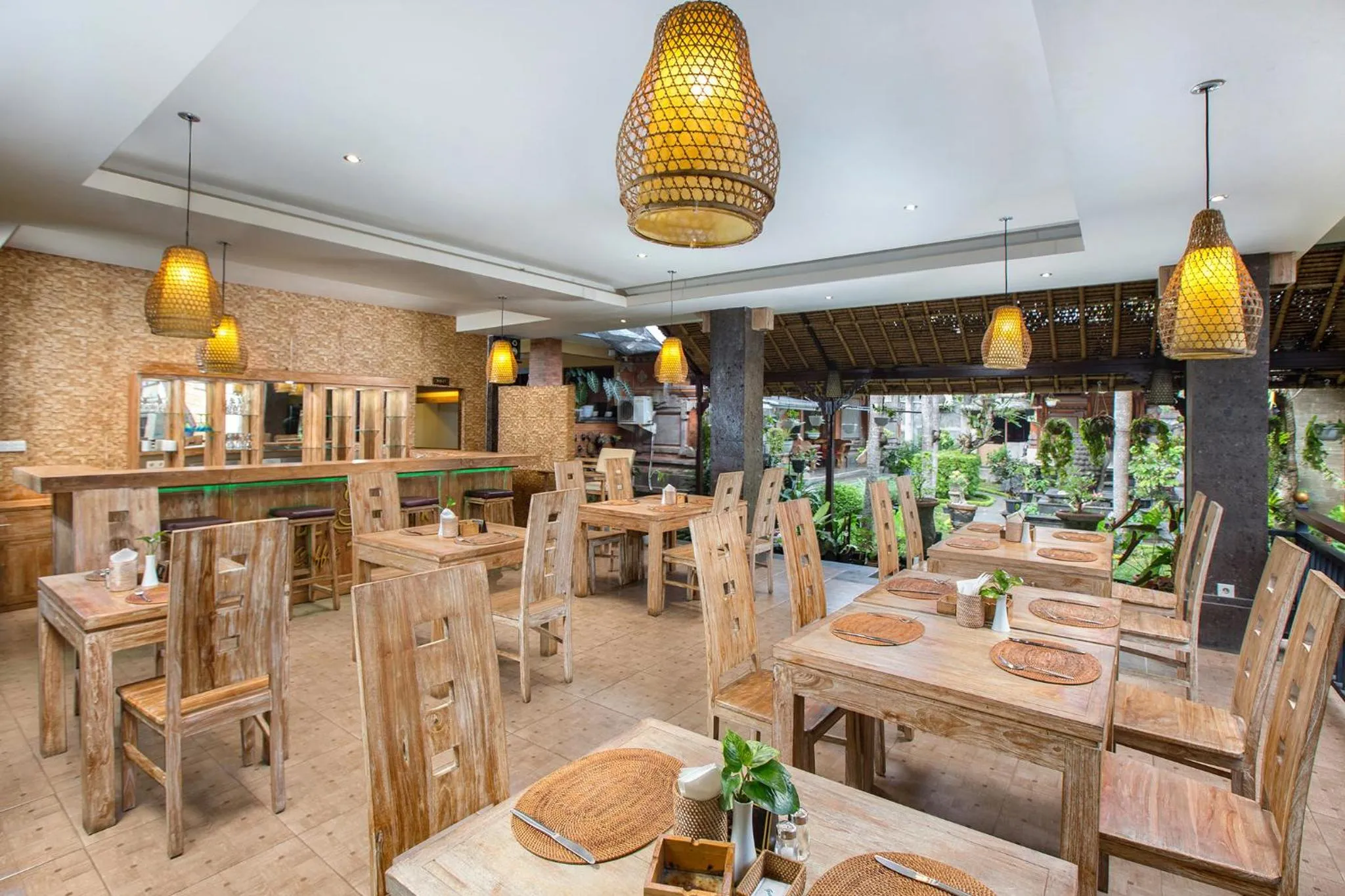 Restaurant/places to eat in Alas Petulu Villa Resort and Spa