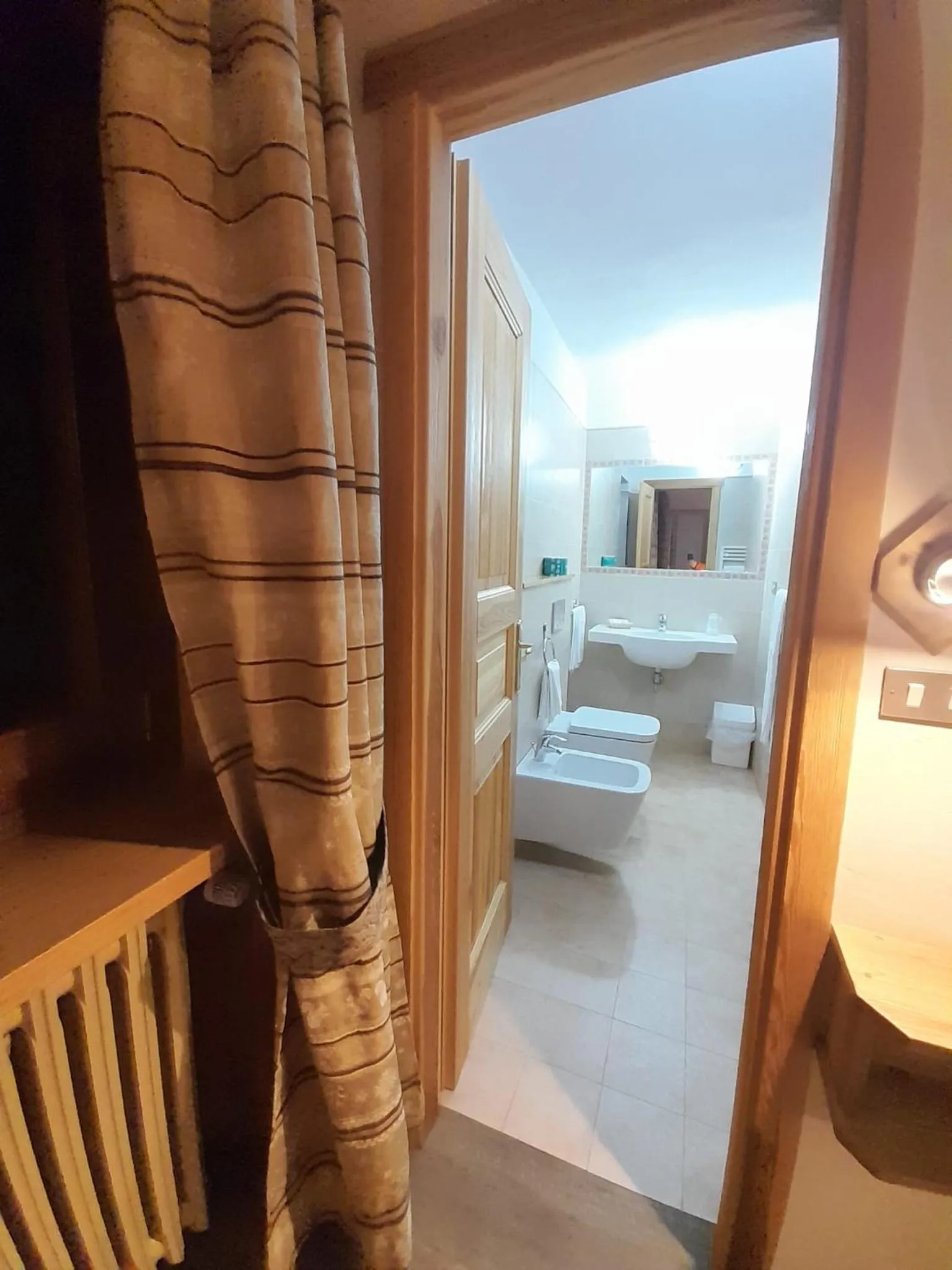 Toilet, Bed in Hotel Astoria