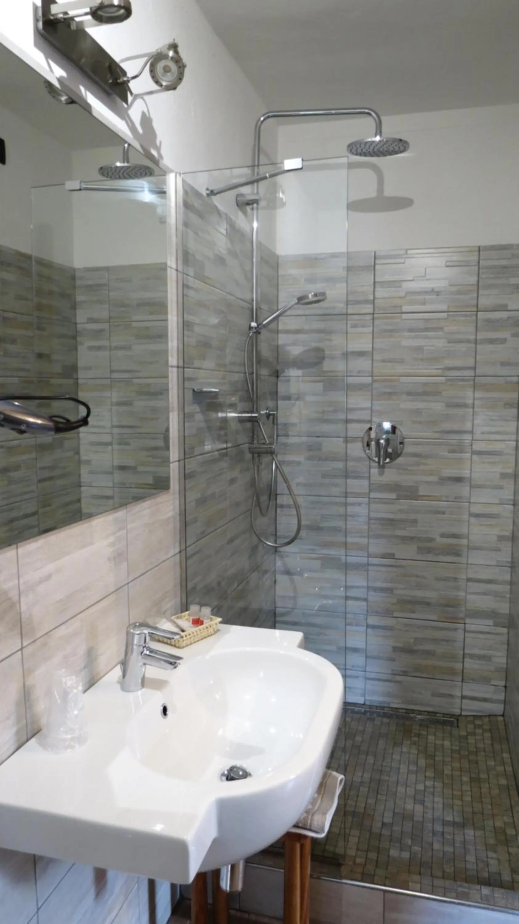 Shower in Hotel Astoria