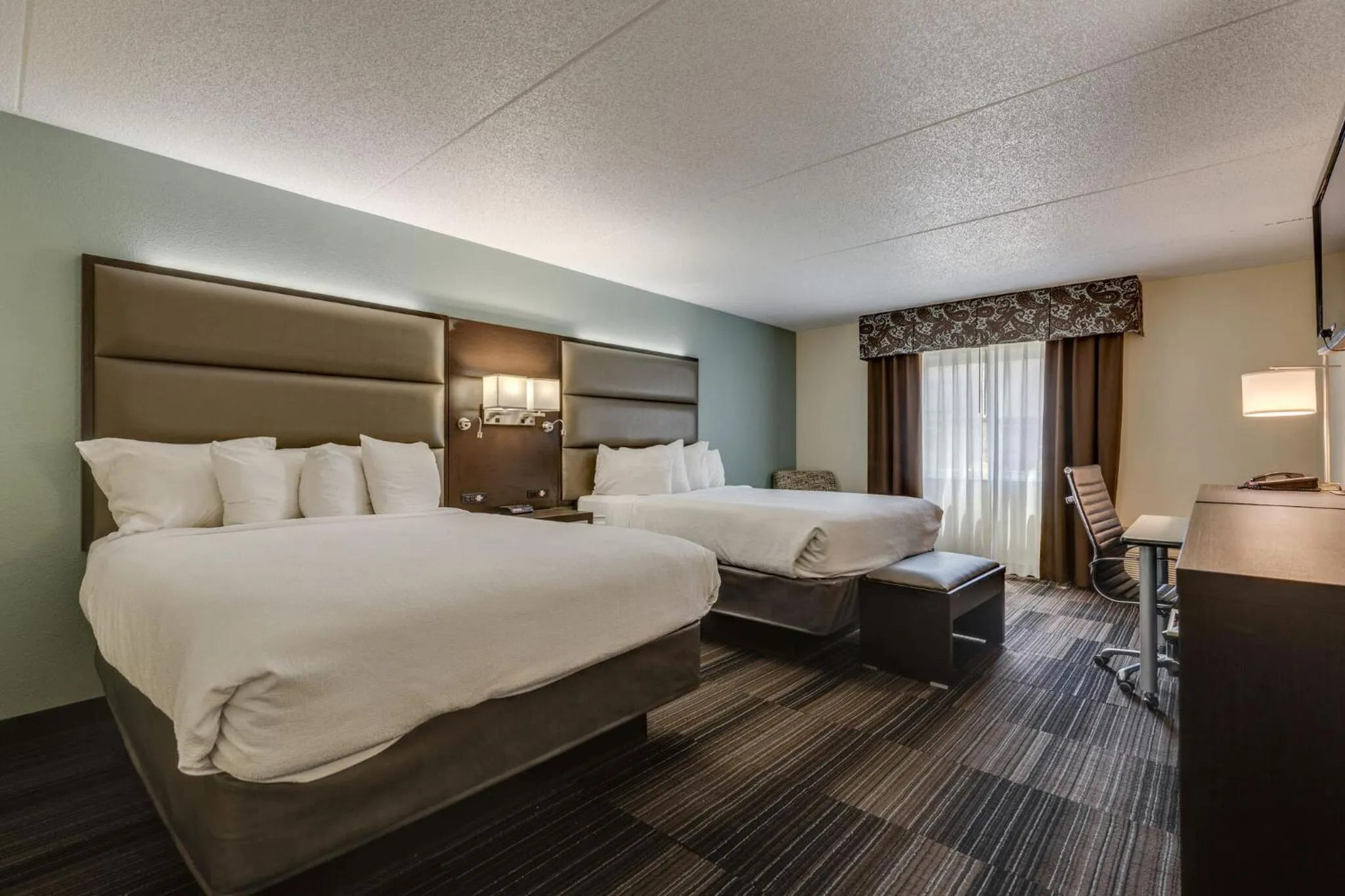 Bed in Club Hotel Nashville Inn & Suites