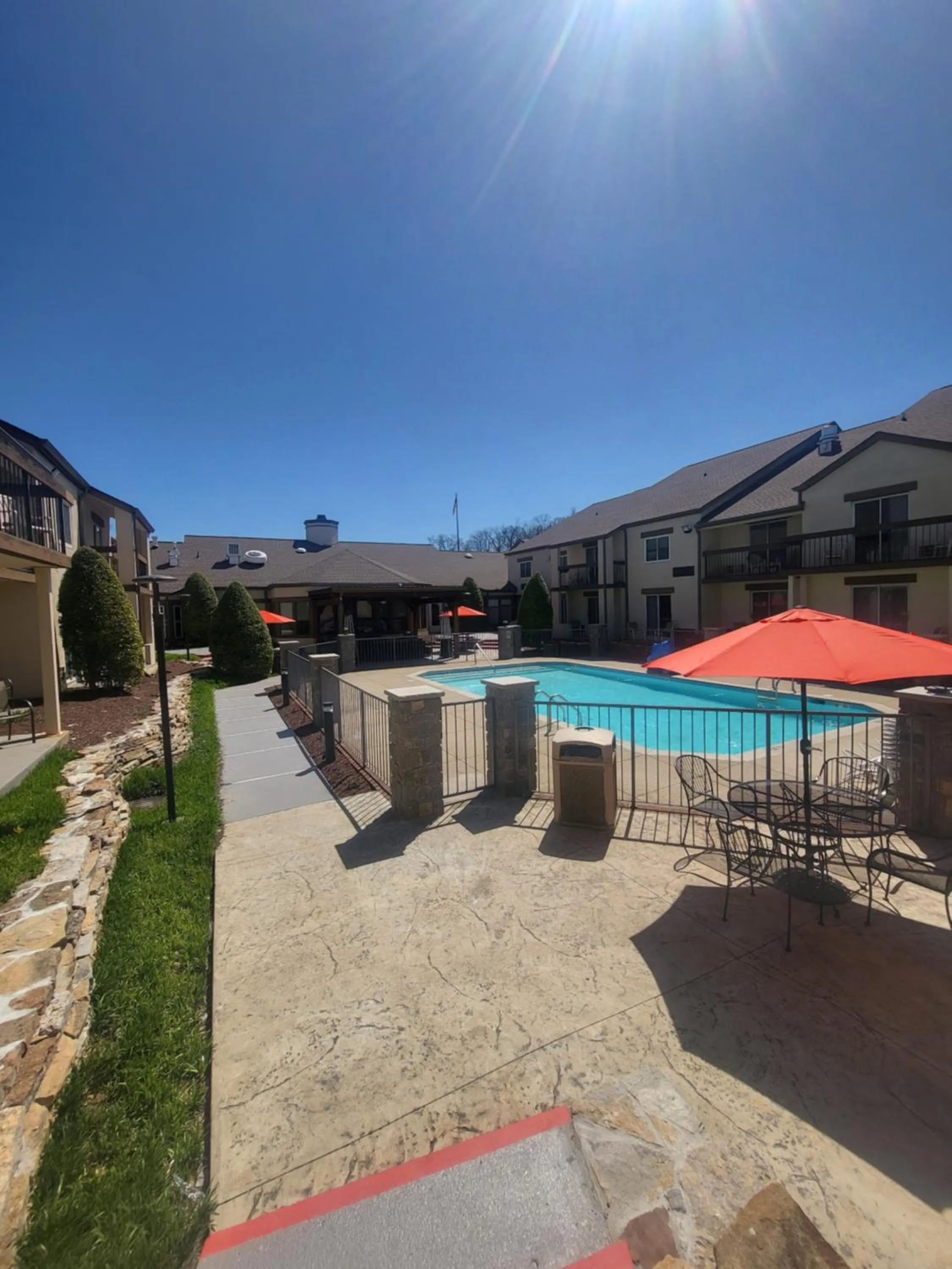 Swimming pool in Club Hotel Nashville Inn & Suites