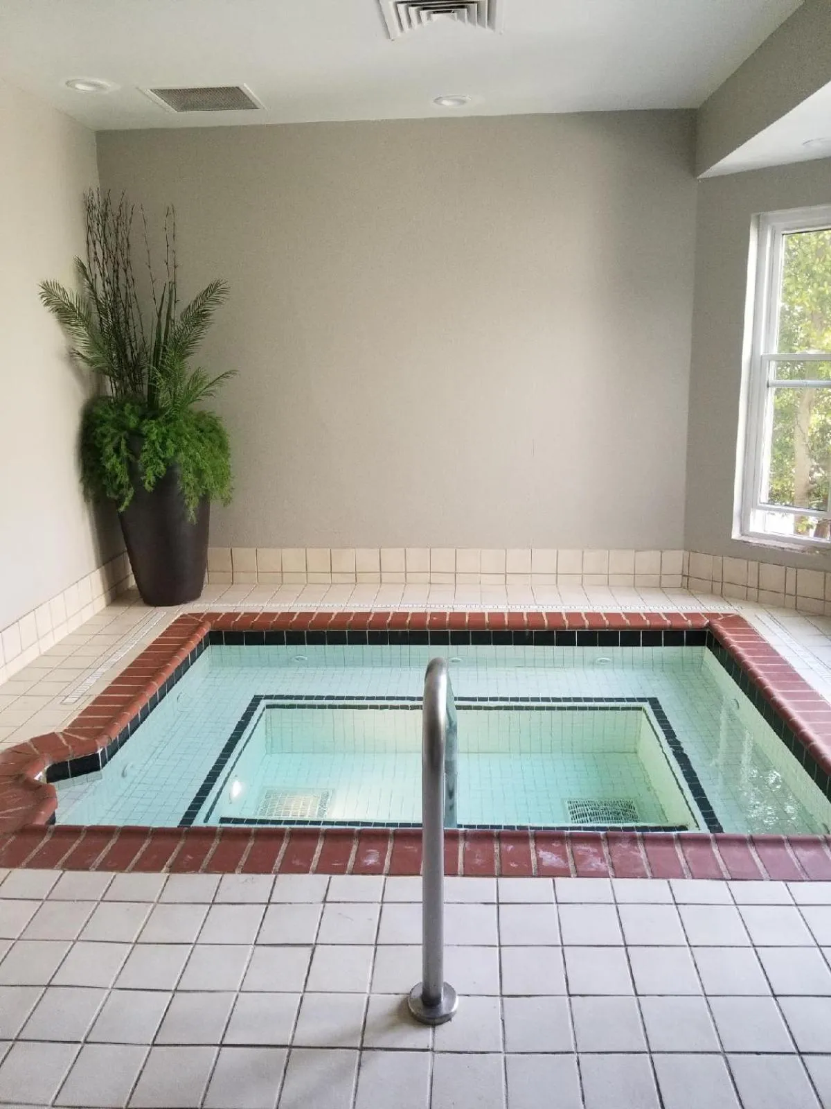 Hot Tub in Club Hotel Nashville Inn & Suites