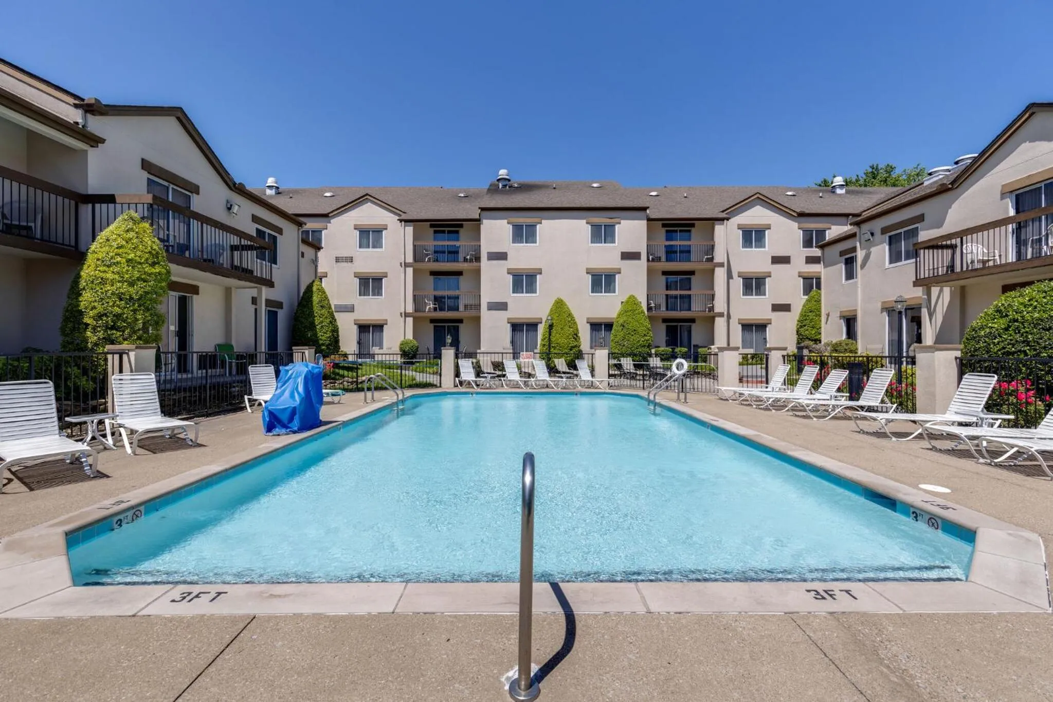 Patio in Club Hotel Nashville Inn & Suites