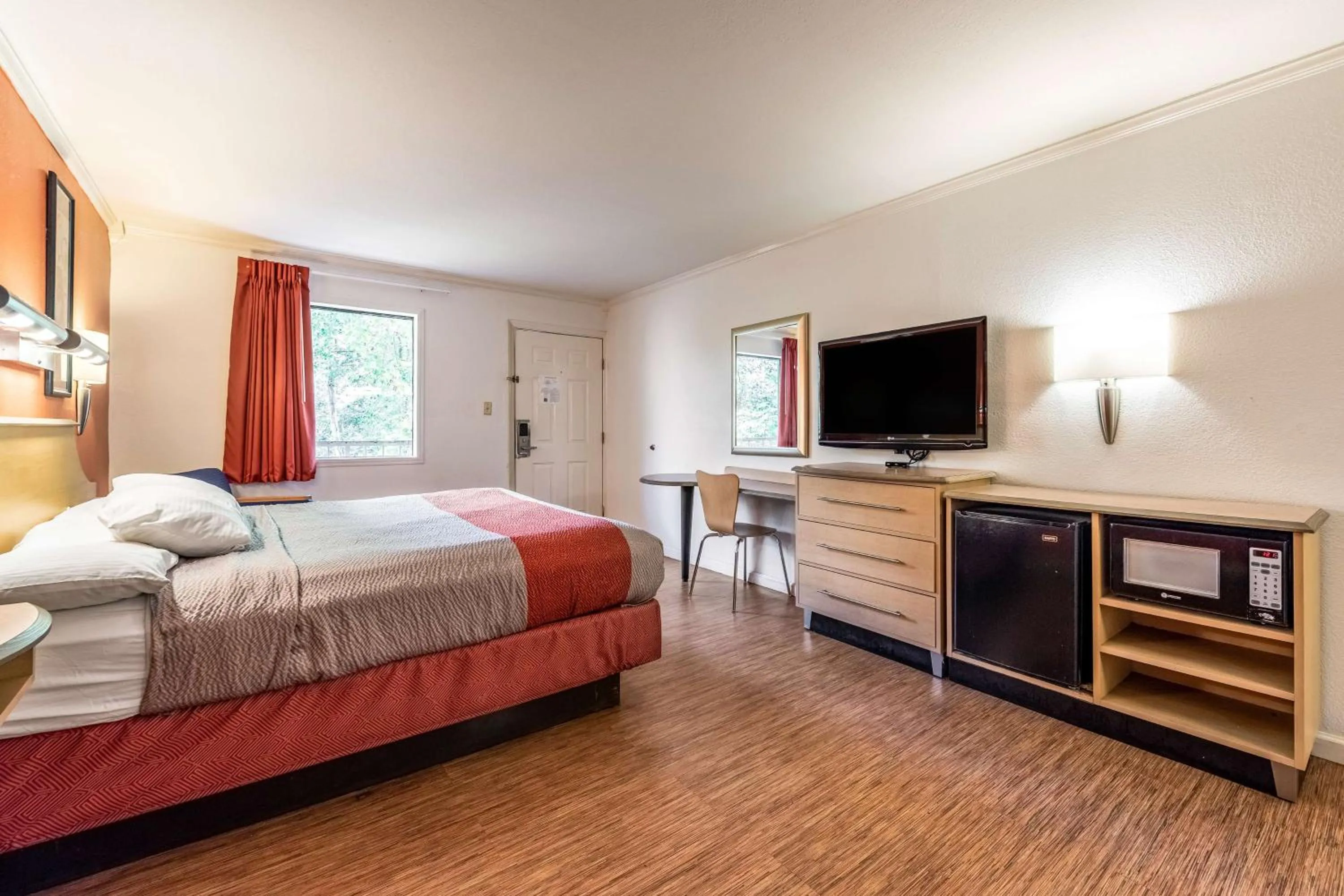 TV and multimedia, Bed in Motel 6-Gatlinburg, TN - Smoky Mountains