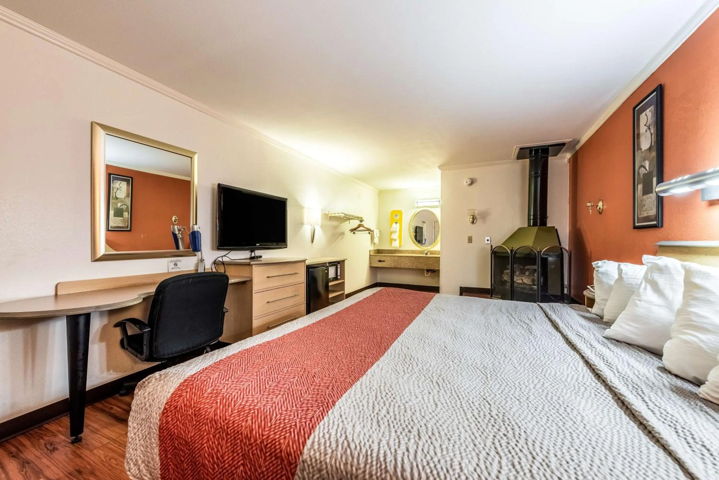 TV and multimedia, Bed in Motel 6-Gatlinburg, TN - Smoky Mountains