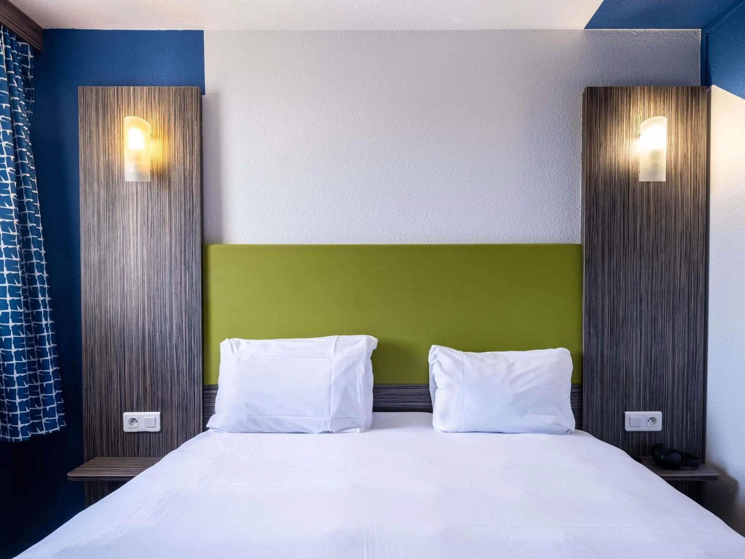 Bedroom, Bed in greet Chartres Est