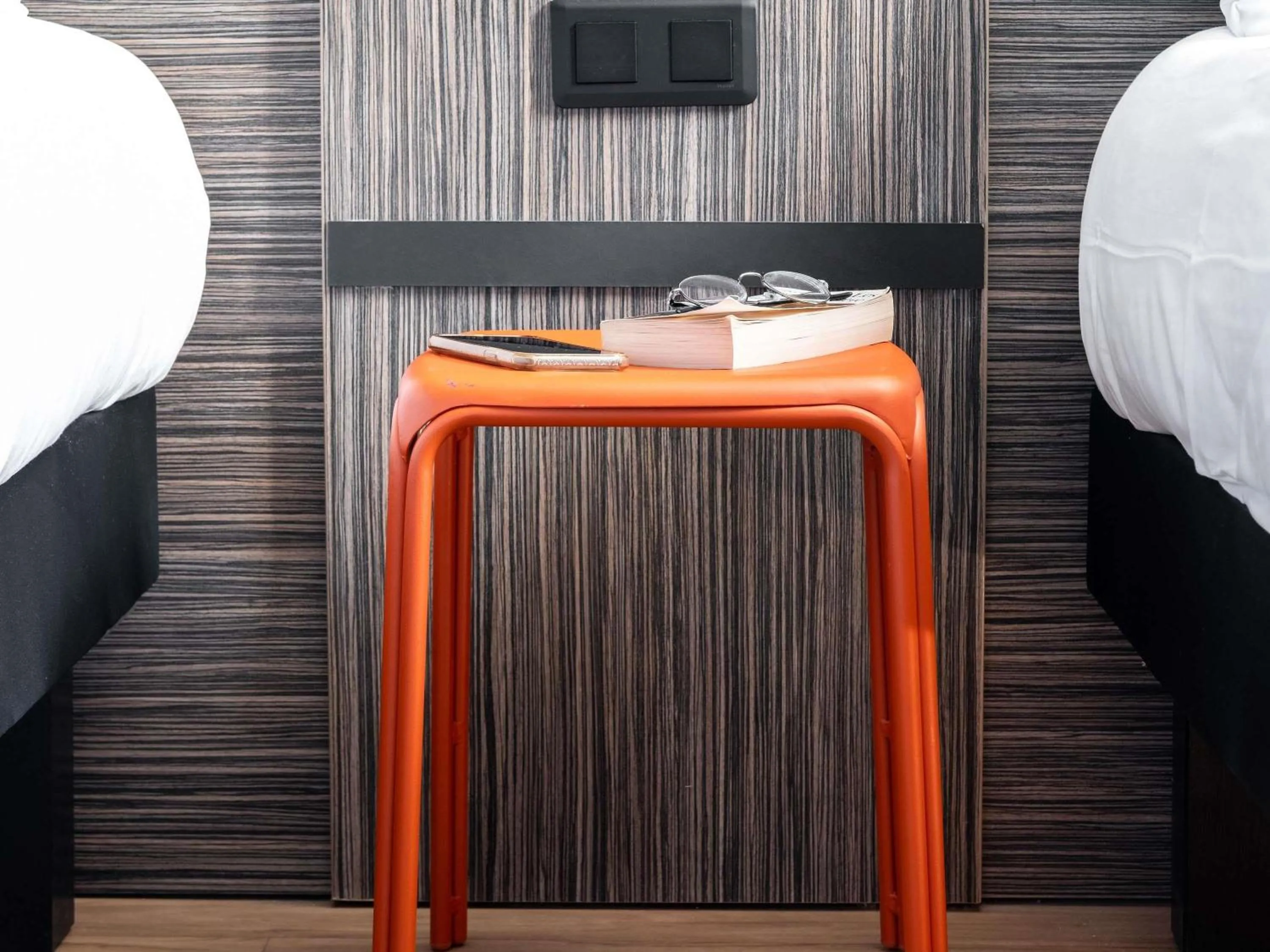 Bedroom, Bed in greet Chartres Est