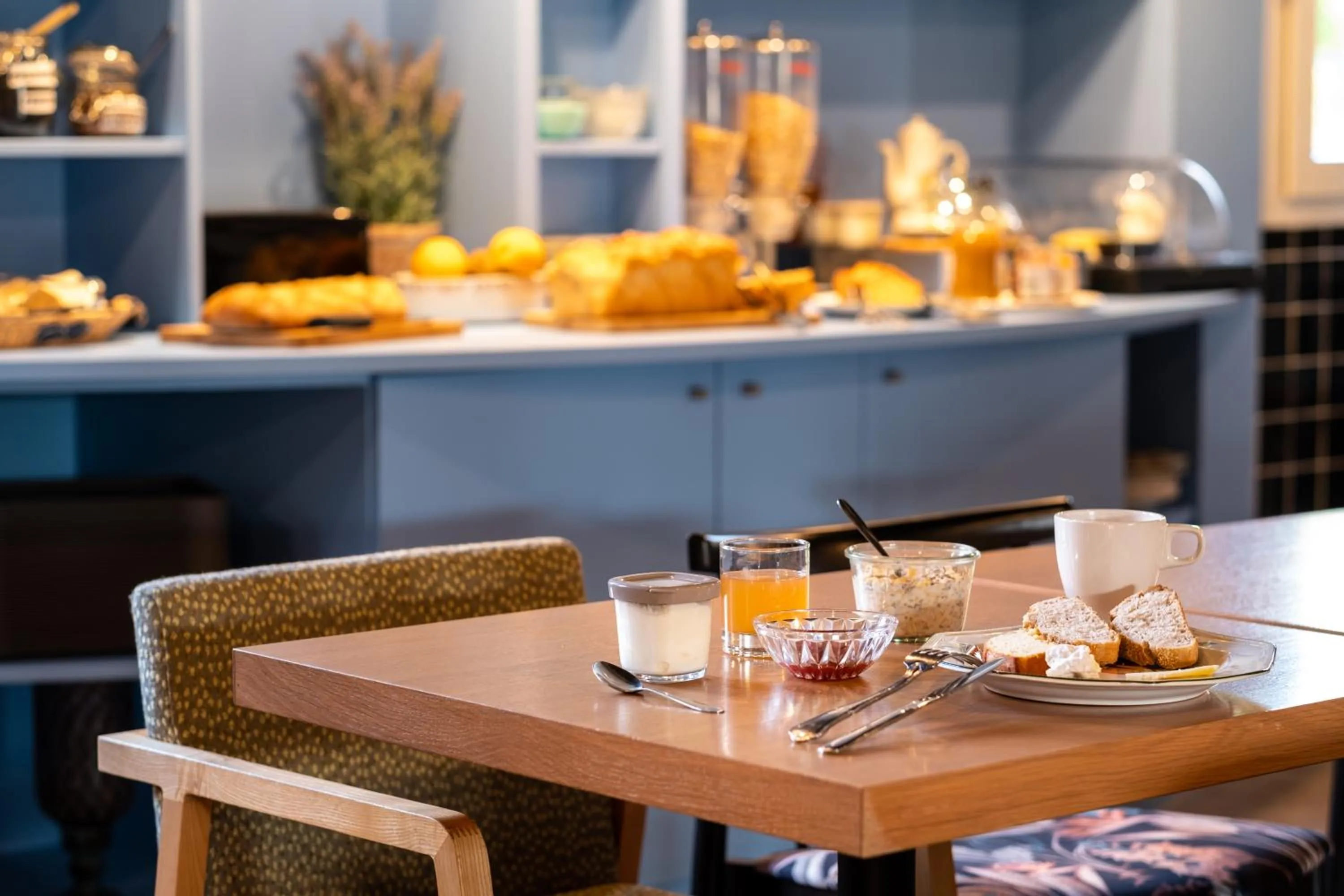 Buffet breakfast in greet Chartres Est