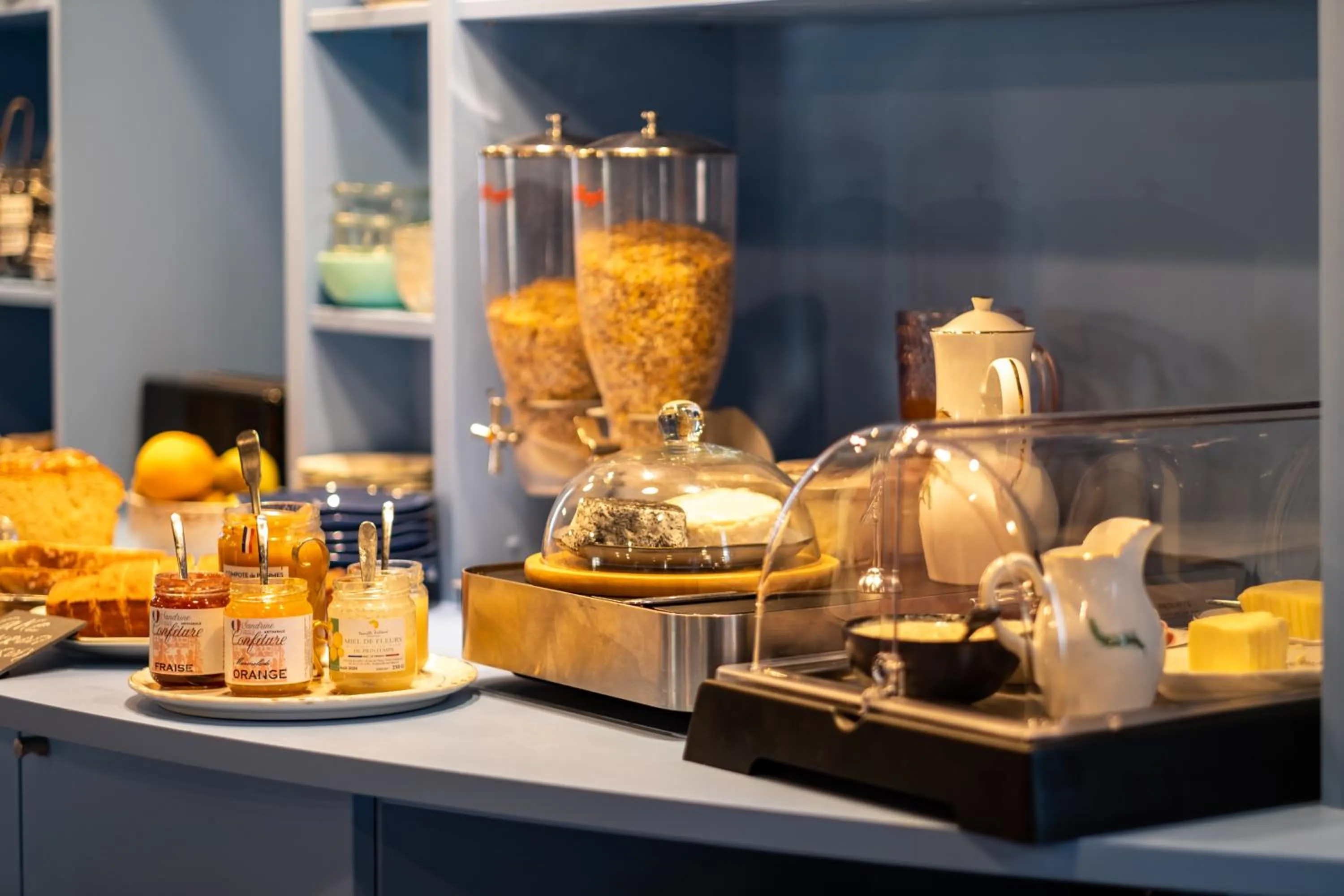 Buffet breakfast in greet Chartres Est